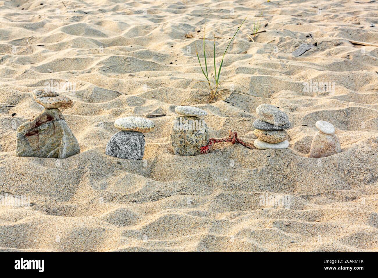 Un groupe de roches trouvées empilées sur une plage de Montauk à Montauk, NY Banque D'Images