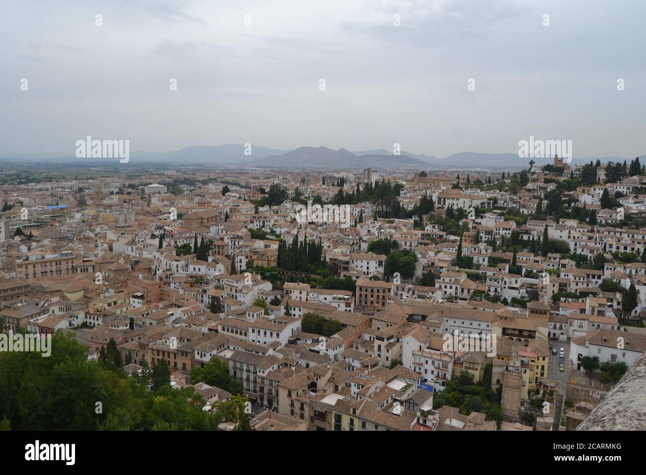 Mirador de San Nicolas surplombant l'Alhambra à Grenade, en Andalousie. Nous pouvons également voir le Pico Veleta, en Sierra Nevada. Banque D'Images