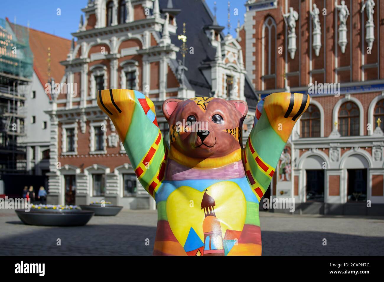 Buddy Bear de Riga en face de la Maison de la Têtes noires Banque D'Images