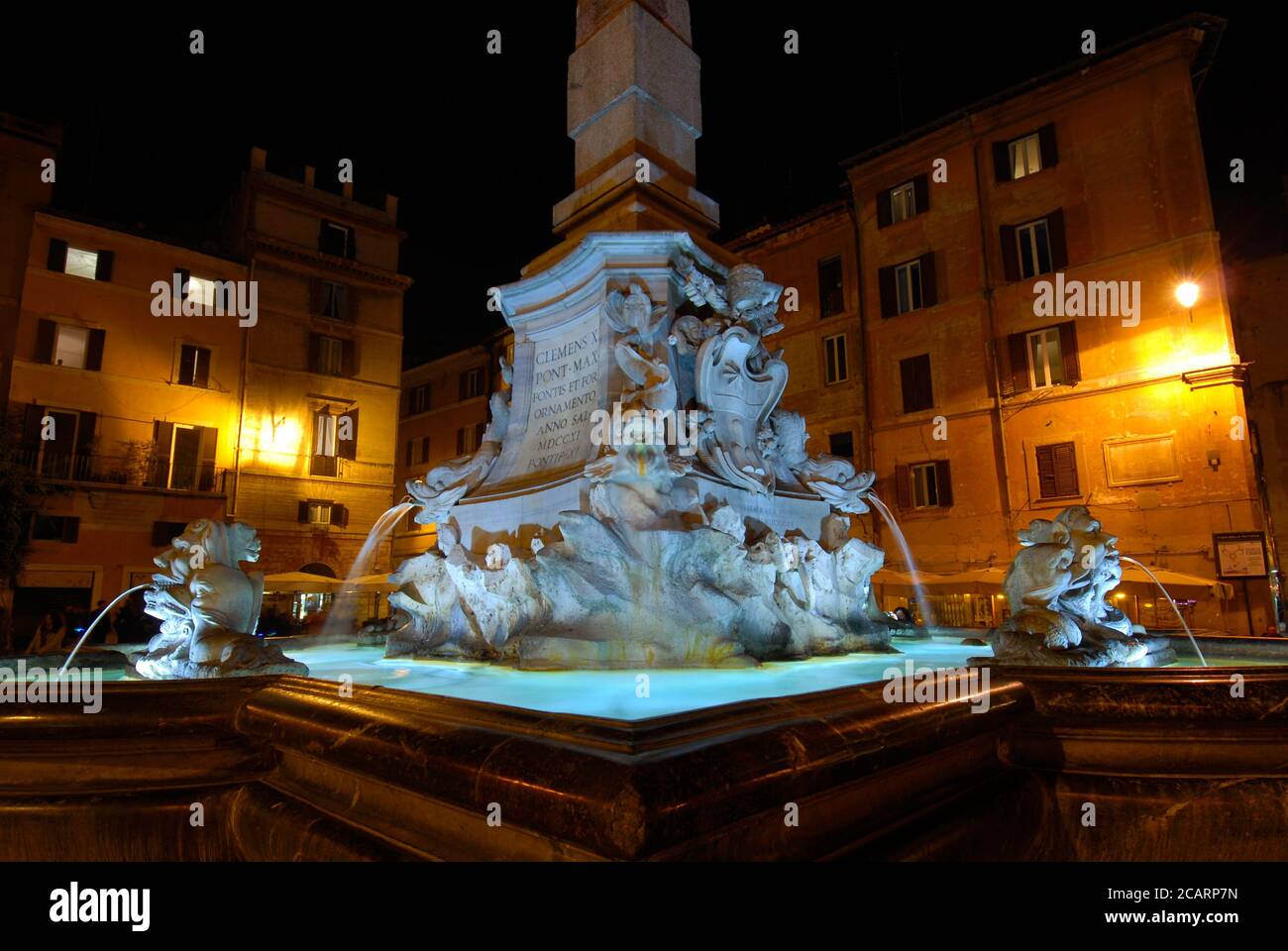 Place Piazza della Rotonda avec la belle fontaine du Panthéon illuminée la nuit, dans le centre de Rome Banque D'Images