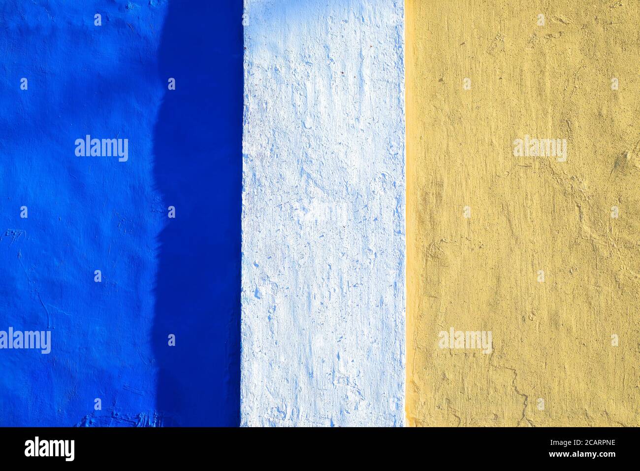 Bandes de couleurs vives : bleu et orange clair, surface peinte, lumière dure. Banque D'Images