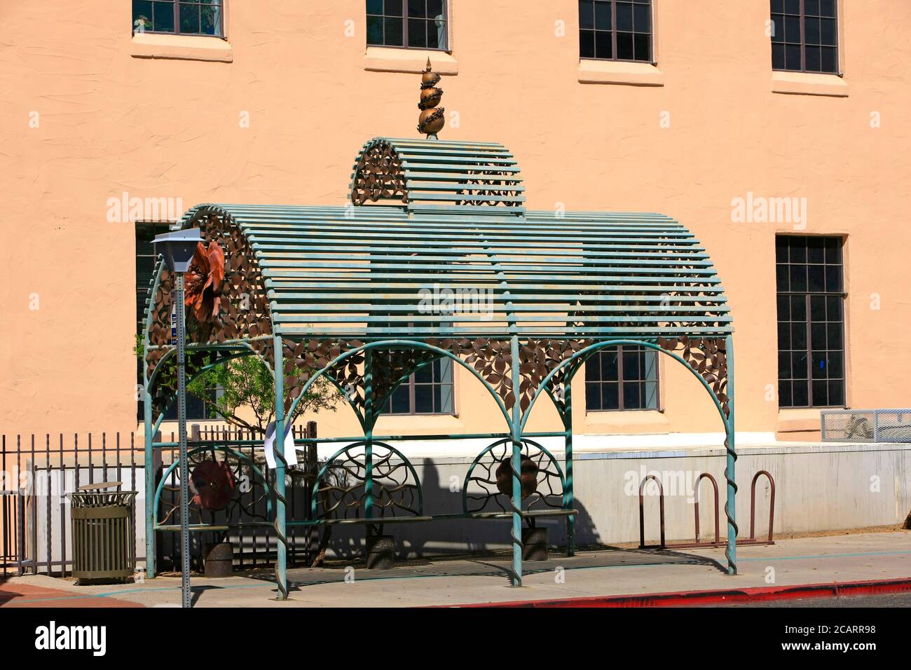 Abri de bus en métal orné à l'extérieur du palais de justice historique du comté de Pima Dans le centre-ville de Tucson, Arizona Banque D'Images