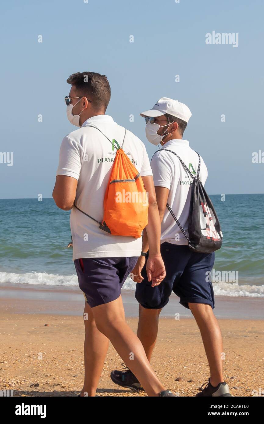Punta Umbria, Huelva, Espagne - 7 août 2020 : les gardes de la plage de Junta de Andalucia contrôlent la distance sociale et l'utilisation du mas protecteur Banque D'Images