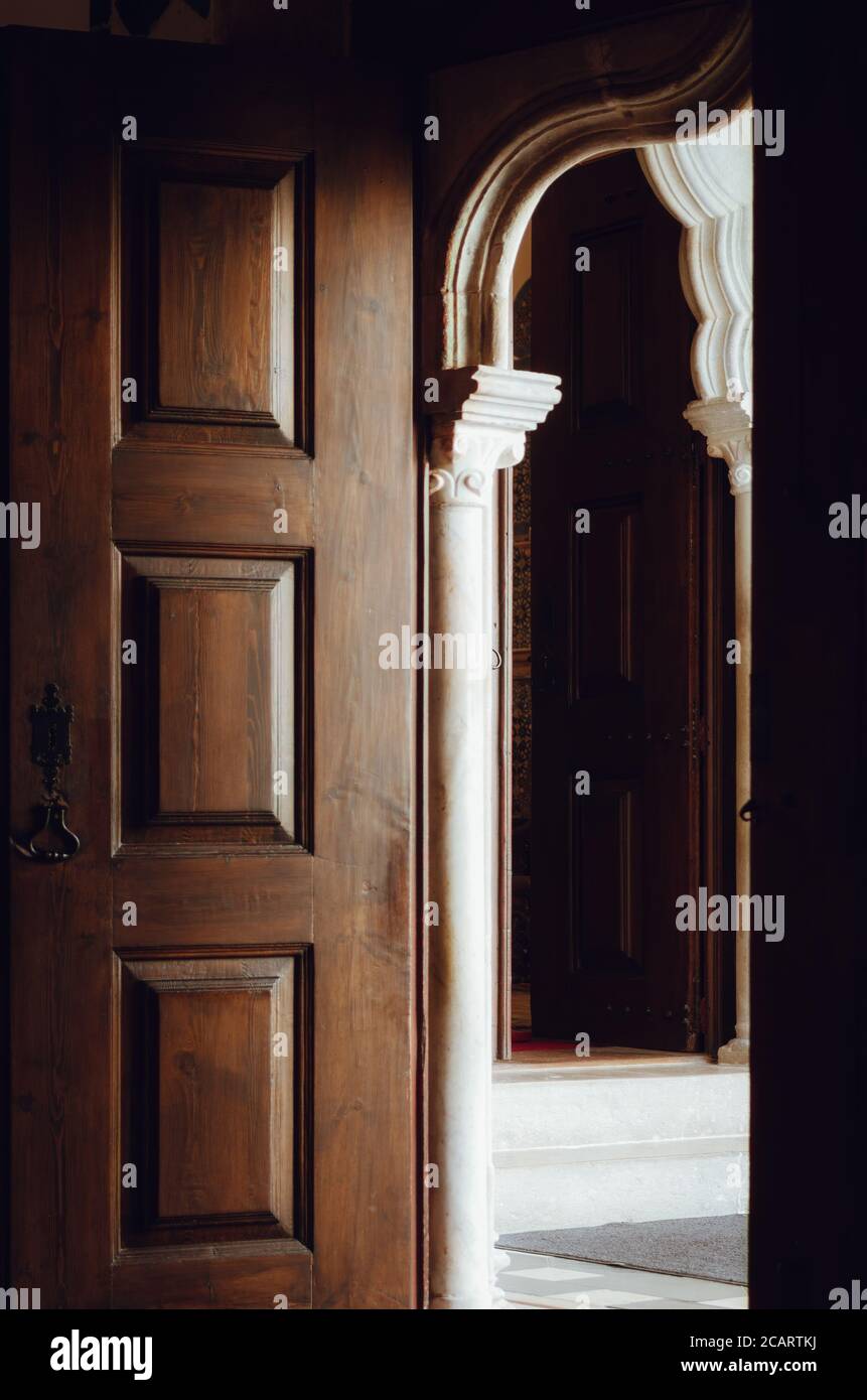 Ancienne porte de château en bois avec arche de style oriental et une autre porte  loin en arrière-plan Photo Stock - Alamy