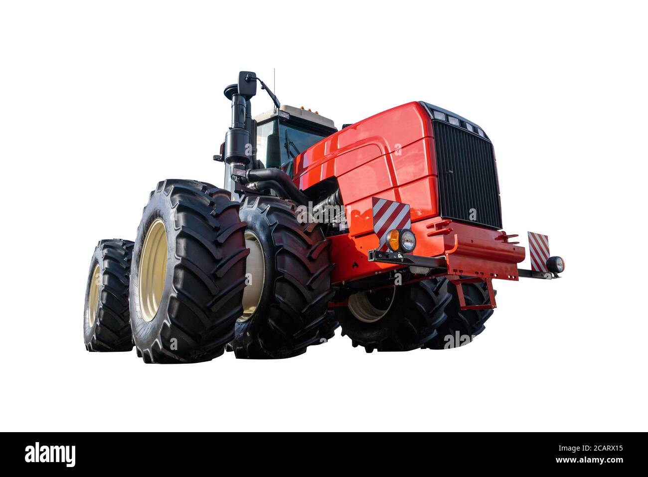 Tracteur agricole à roues rouges isolé sur fond blanc Banque D'Images