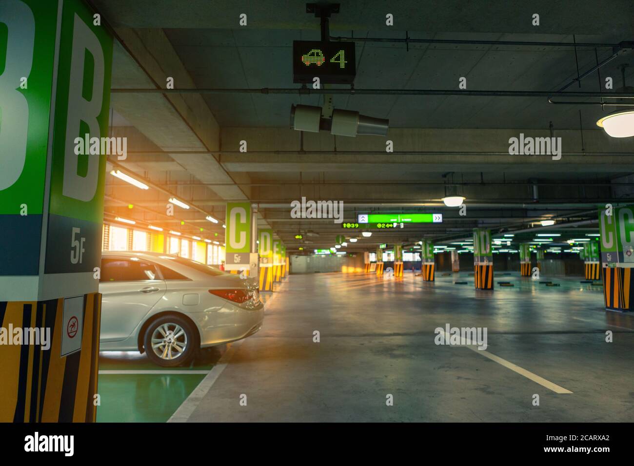 Parking du centre commercial avec capteurs et écrans Banque D'Images