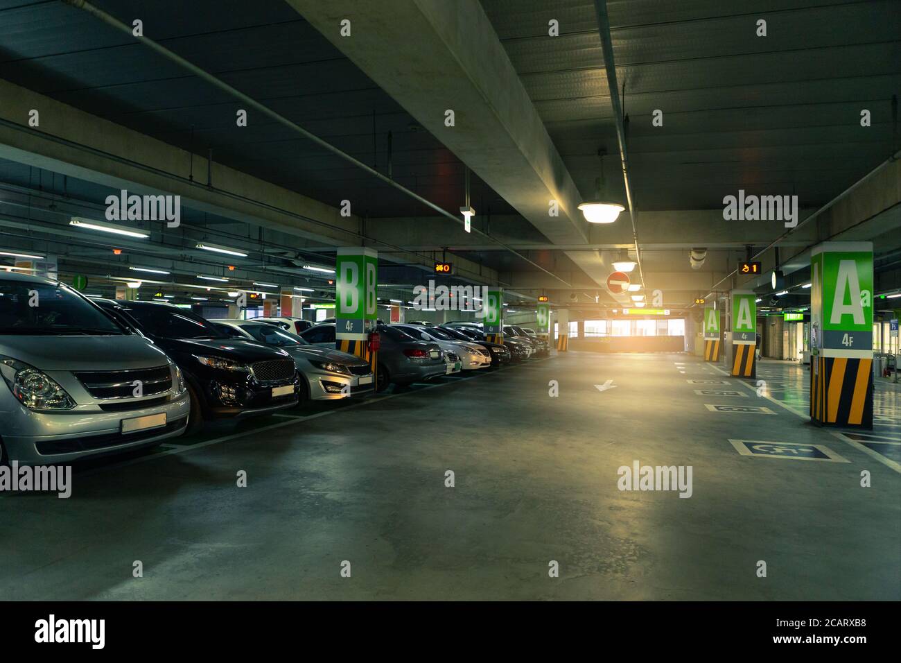 Parking du centre commercial avec capteurs et écrans Banque D'Images