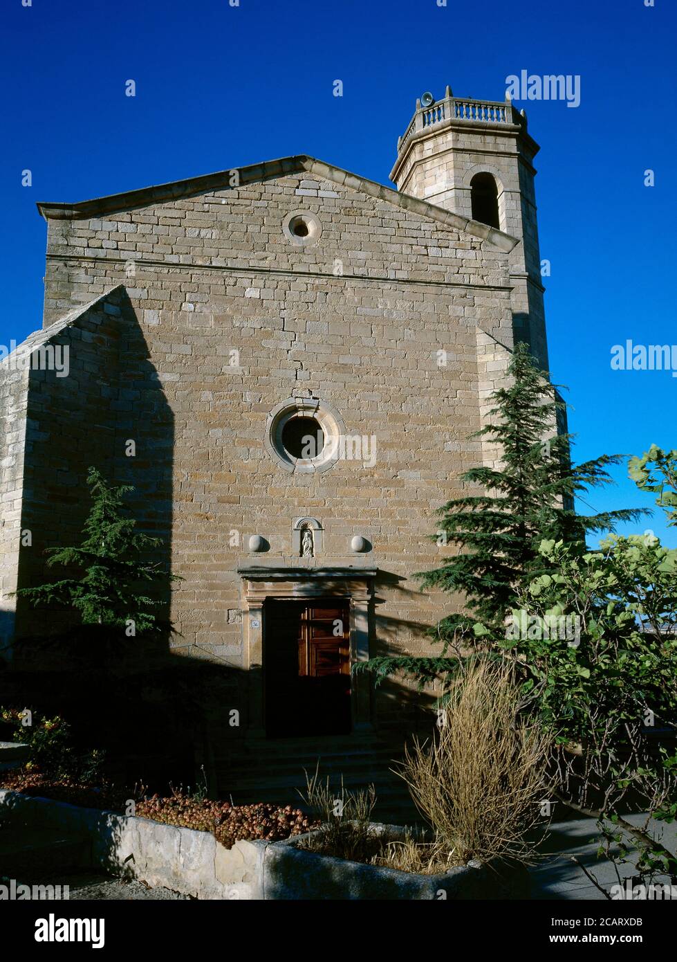 Espagne, Catalogne, province de Lleida, Urgell, Preixana. Église de Santa Maria. Façade principale, 1673. Temple construit dans le style gothique tardif avec une façade Renaissance. L'église a été gravement touchée par les tremblements de terre de 1427 et 1428. En 1673, l'intérieur et la façade ont été rénovés. Banque D'Images