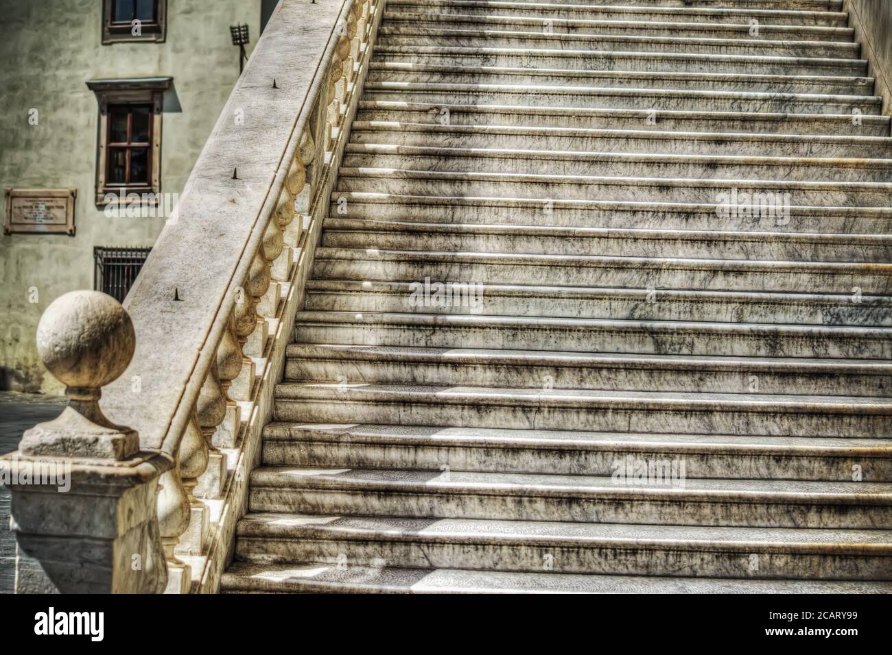 Gros plan sur un escalier en marbre à Pise, en Italie Banque D'Images