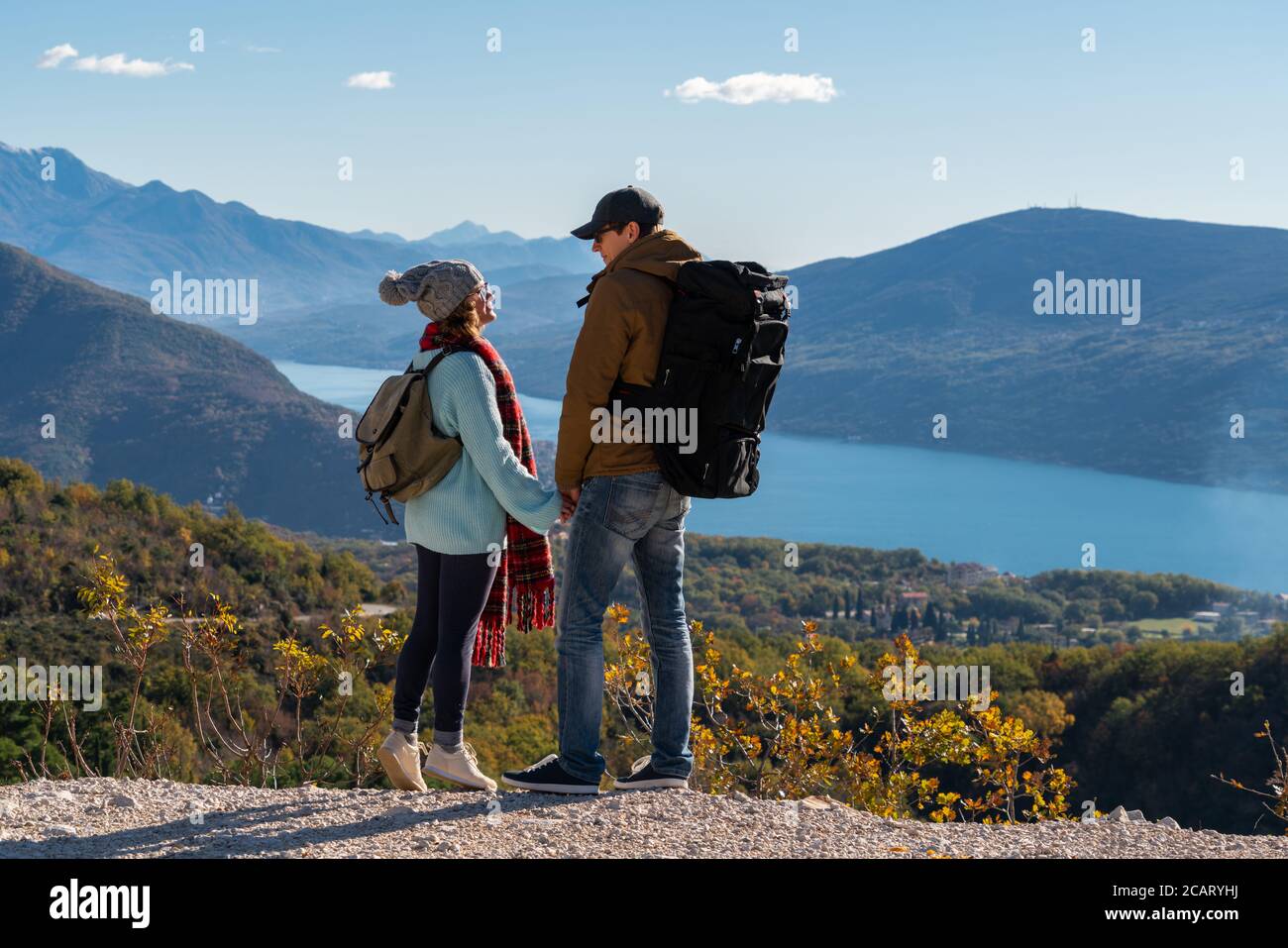 Un couple de voyageurs au sommet d'une montagne. Banque D'Images
