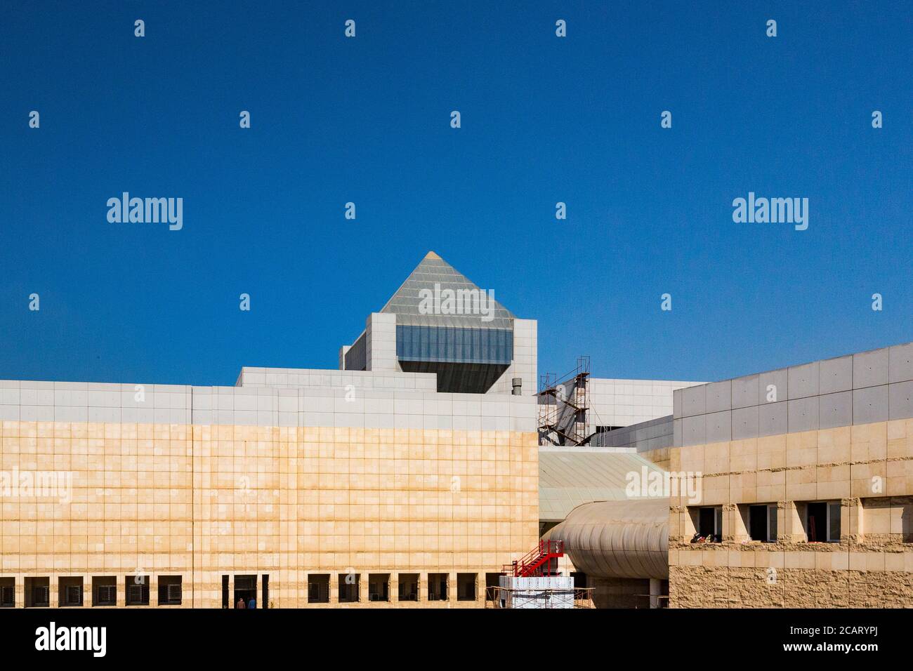 Égypte, le Caire, le Musée national de la civilisation égyptienne, non inauguré, en décembre 2015 : Bâtiment principal, avec pyramide sur le dessus. Banque D'Images