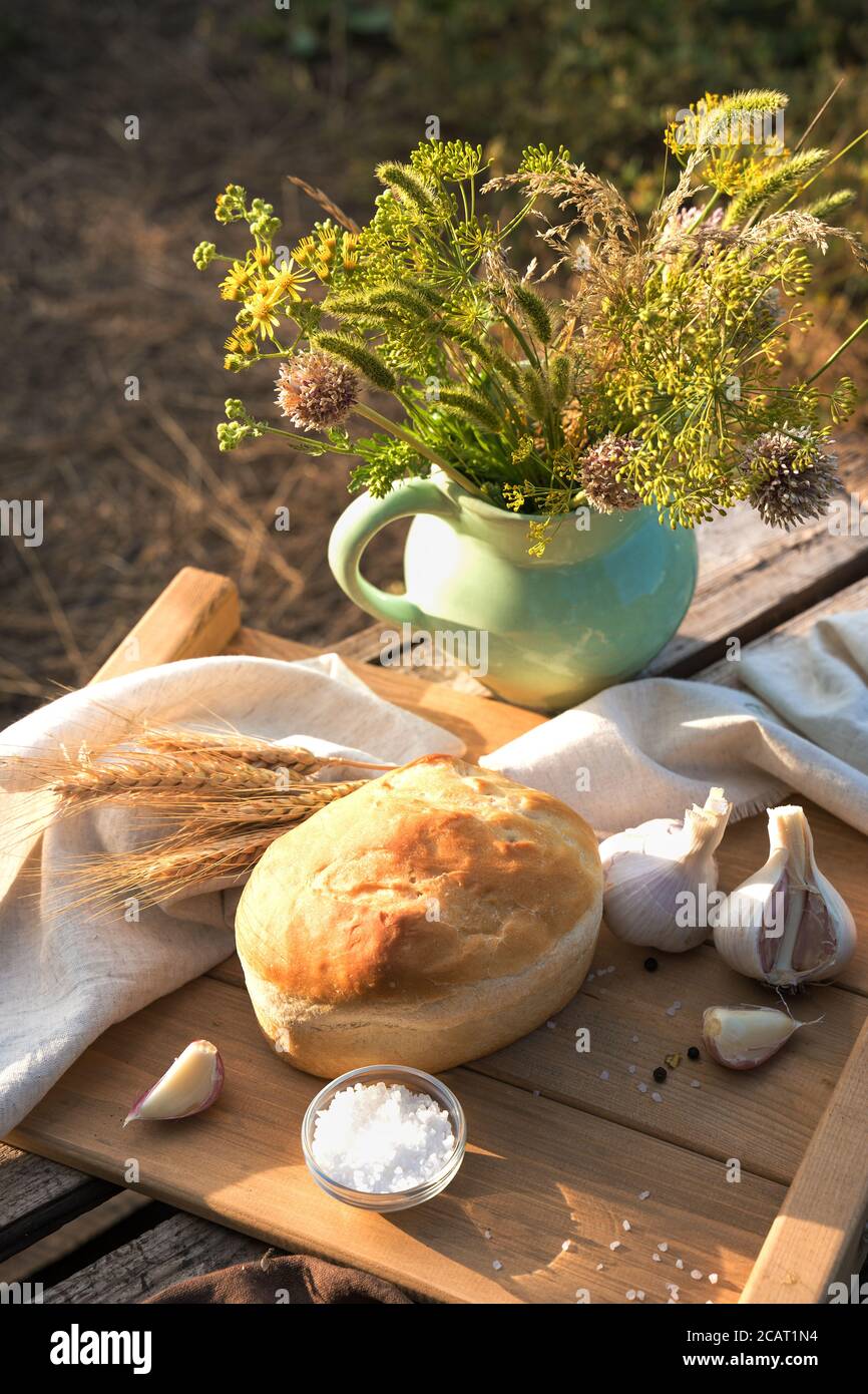 Un pain de pain et de blé dans des conditions naturelles dans nature Banque D'Images