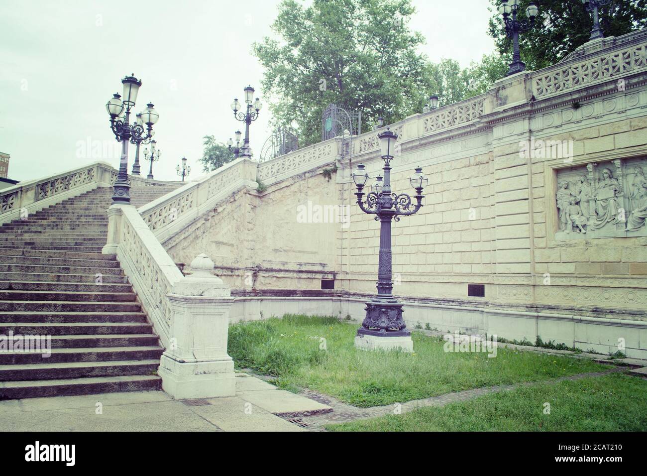 Lampadaire et escaliers dans le parc de Montagnola à Bologne, Italie Banque D'Images