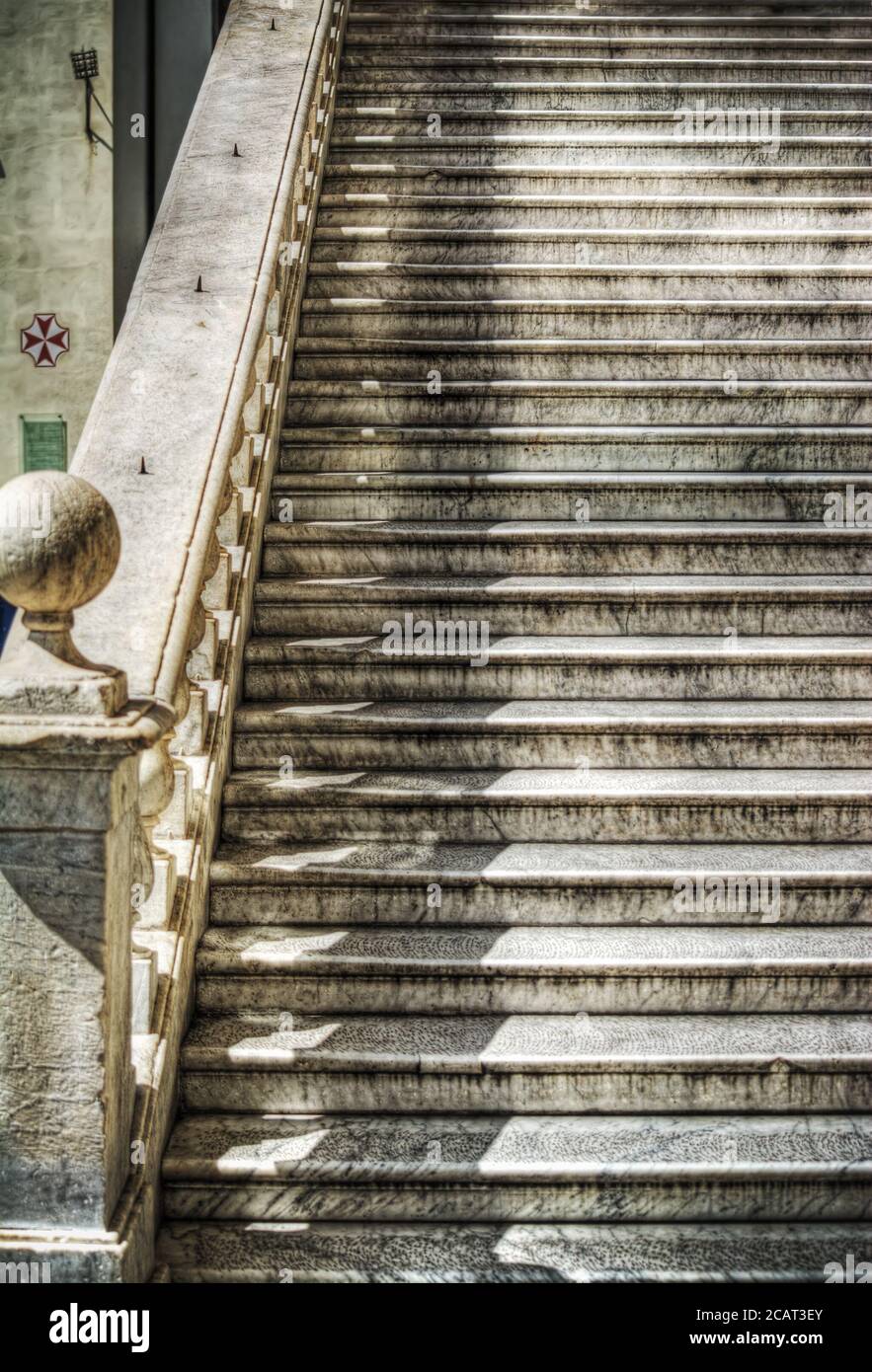 Gros plan sur un escalier en marbre à Pise, en Italie Banque D'Images