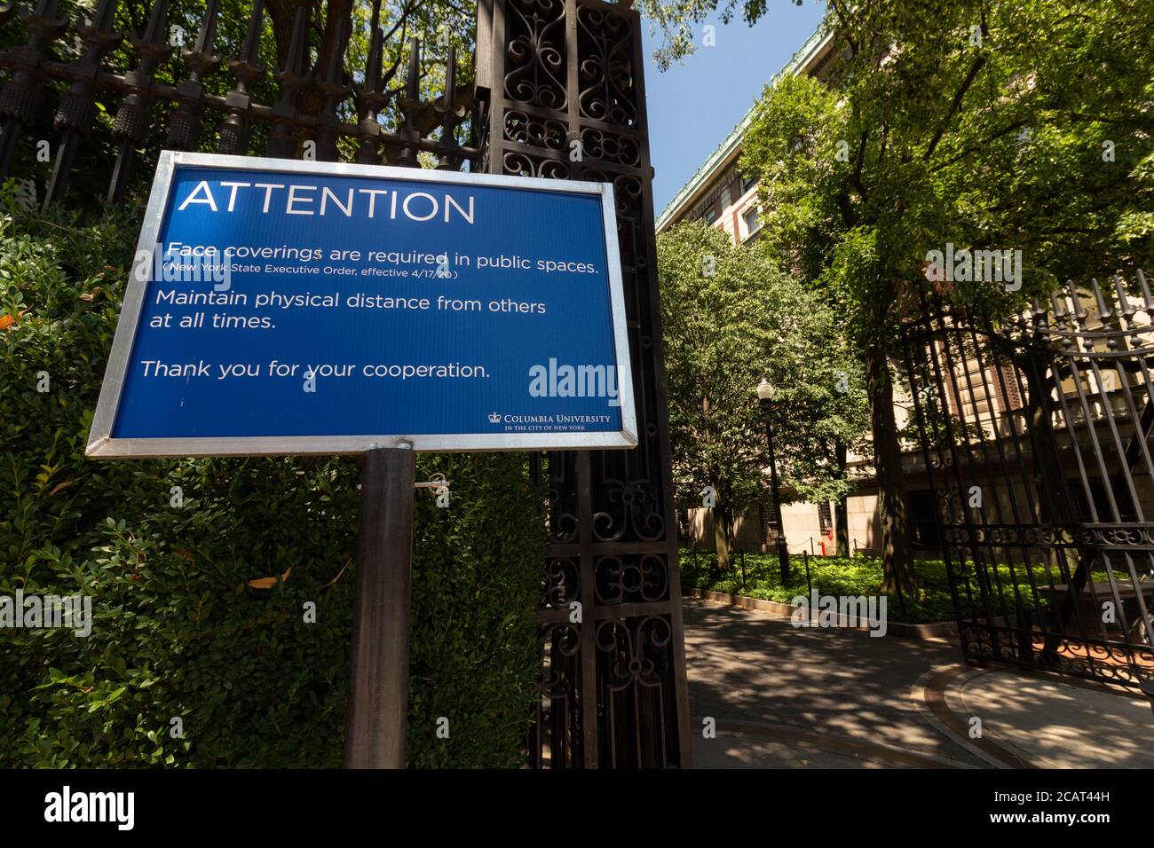 Panneau au campus de l'Université de Columbia indiquant que les revêtements de visage et la distanciation sociale est requise en raison du coronavirus ou pandémie covid-19 Banque D'Images