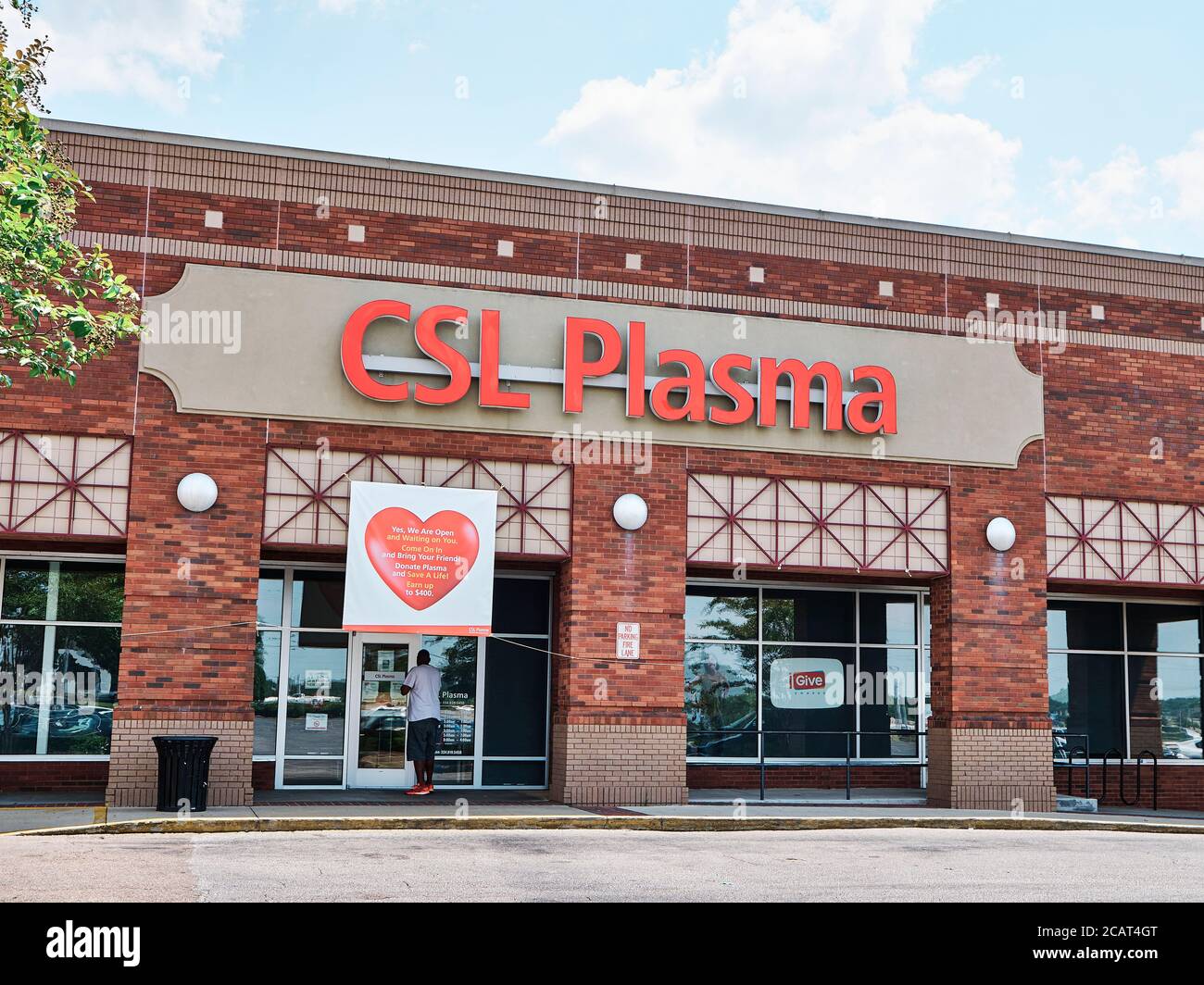 Un homme noir ou un Afro-américain qui entre dans une entreprise de don de plasma, CSL plasma, pour donner du sang et du plasma à Montgomery Alabama, aux États-Unis. Banque D'Images