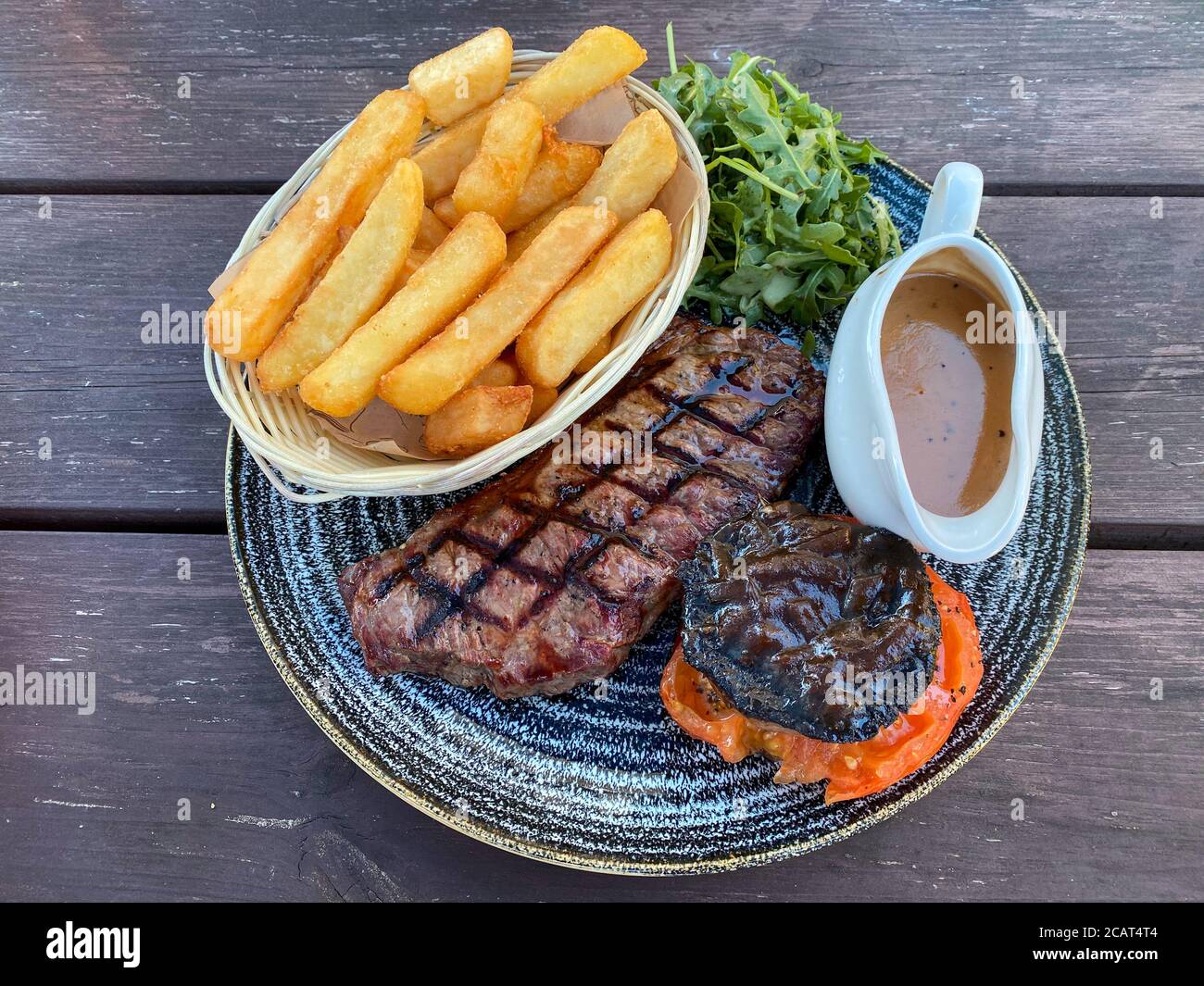 Steak de bœuf grillé et frites avec sauce au poivre Banque D'Images