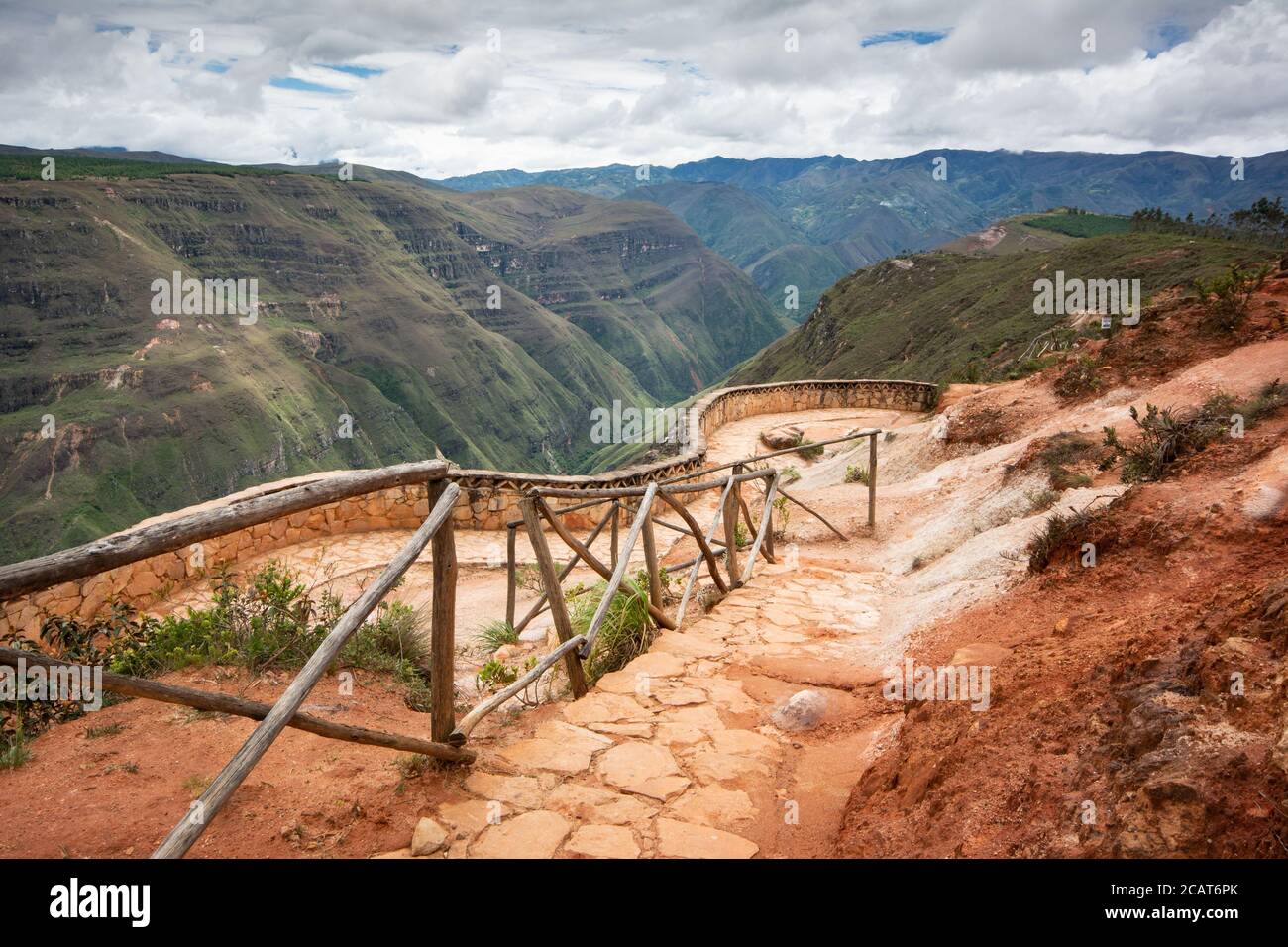 L'argile rougeâtre caractéristique de Huancas sur le chemin de Le point de vue sur le Canyon de Sonche près de Chachapoyas Dans Amazonas nord du Pérou Banque D'Images