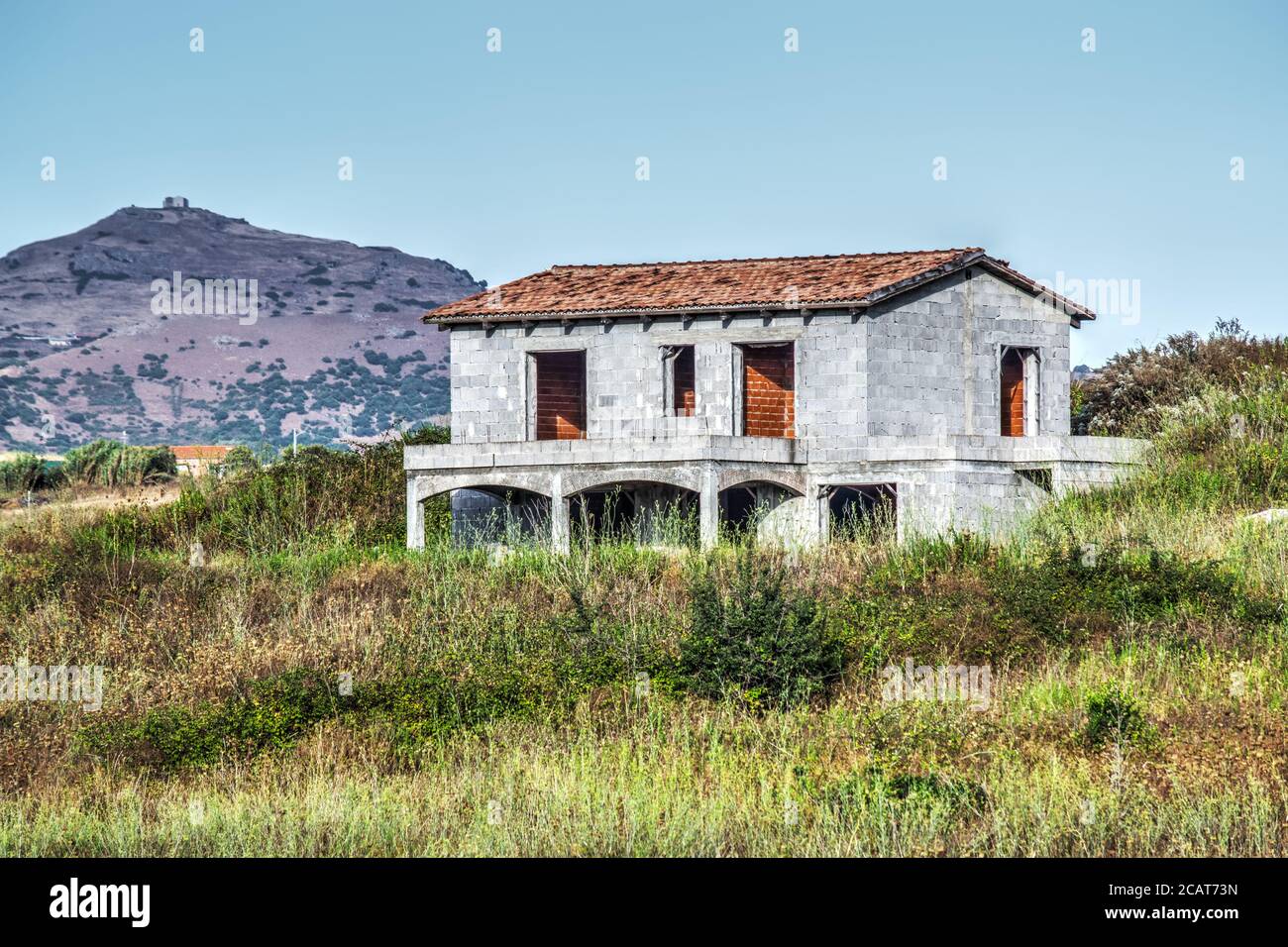 maison inachevée dans la campagne par temps clair Banque D'Images