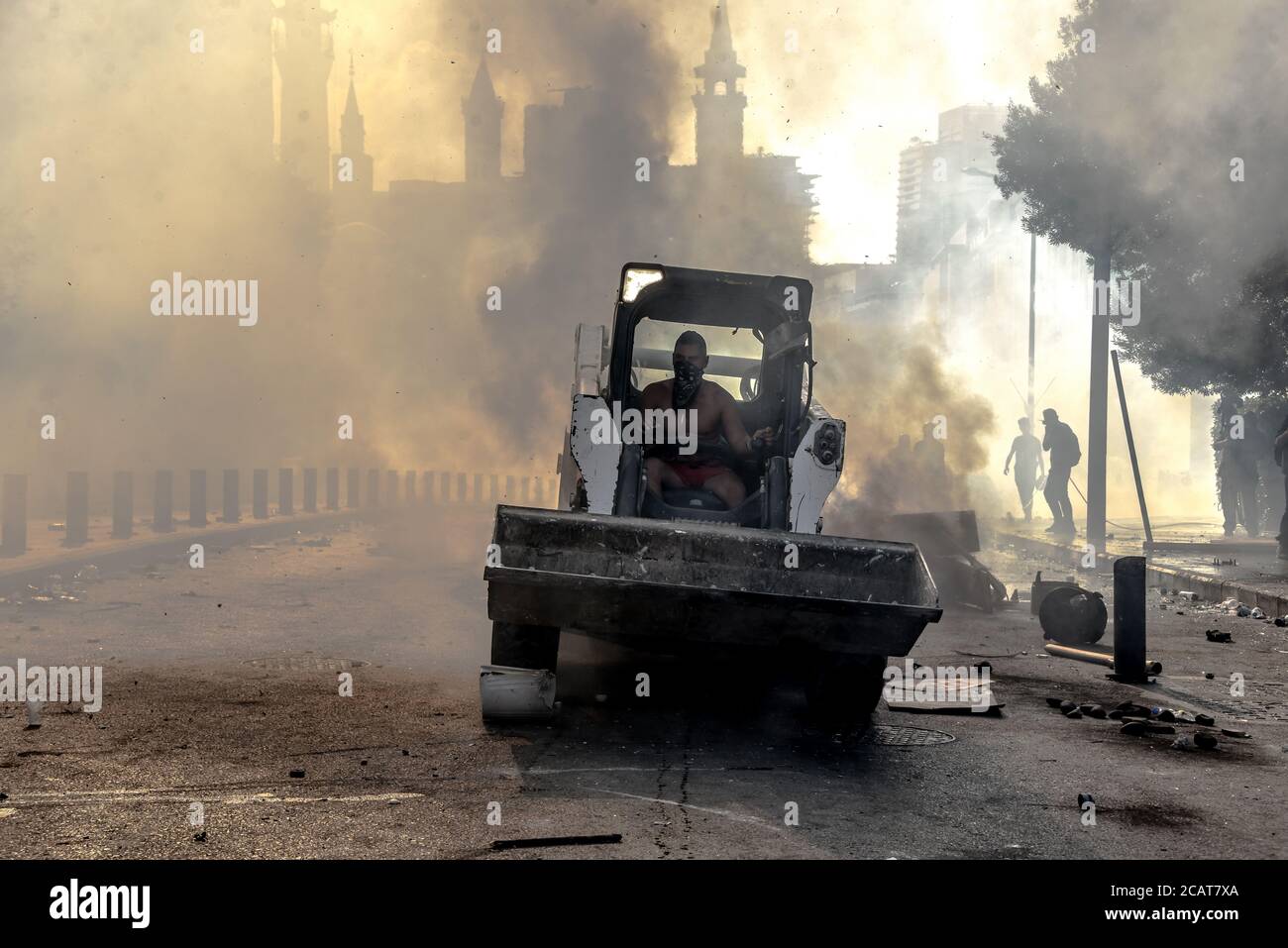 Beyrouth, Liban, le 8 août 2020. Un homme à cheval sur un lynx roux utilisé dans l'opération massive de nettoyage de Beyrouth rejoint la manifestation alors que les Libanais descendent dans les rues à la suite d'une explosion catastrophique qui a fait plus de 6000 blessés, tué plus de 150 personnes et décimé de vastes zones de la capitale. Ils blâment leur gouvernement en raison d'une négation irresponsable dans le stockage des 2750 tonnes de nitrate d'ammonium très explosif qui ont explosé dans le port de Beyrouth, en toute sécurité, dans une zone peuplée. Elizabeth FITT crédit: Elizabeth FITT/Alay Live News Banque D'Images