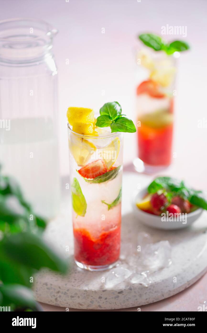Limonade au basilic et à la fraise Banque D'Images