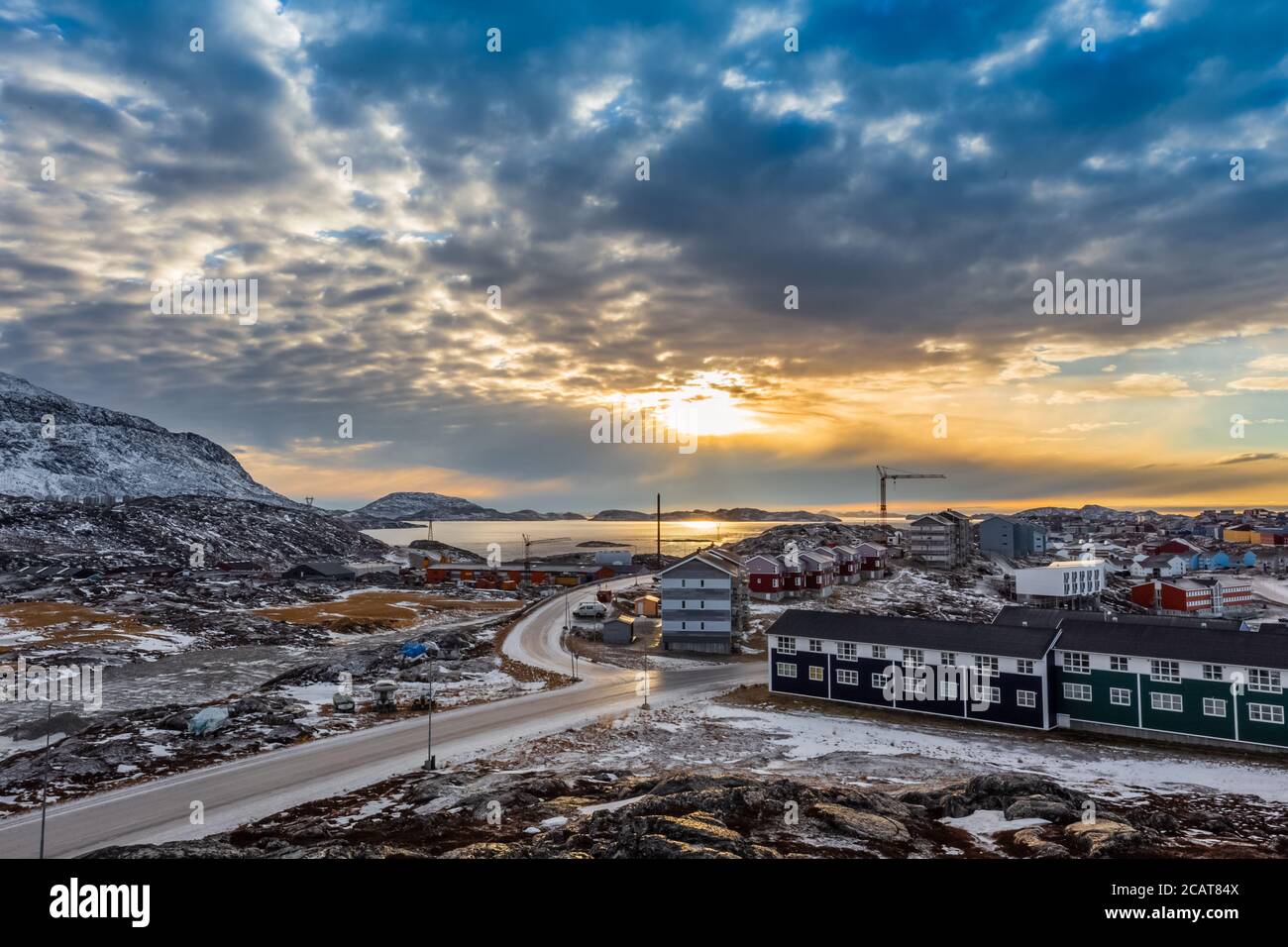 Maisons de l'Arctique poussant sur les collines rocheuses à sunset panorama. Nuuk, Groenland Banque D'Images
