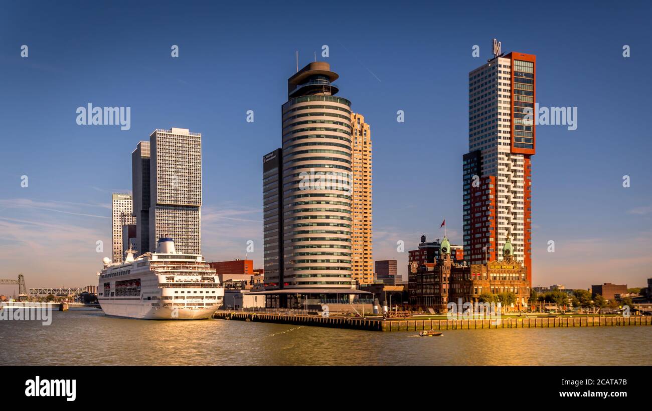 Bâtiments architecturaux modernes de haute hauteur et un bateau de croisière à Le terminal de croisière Holland Amerikakade à Banque D'Images