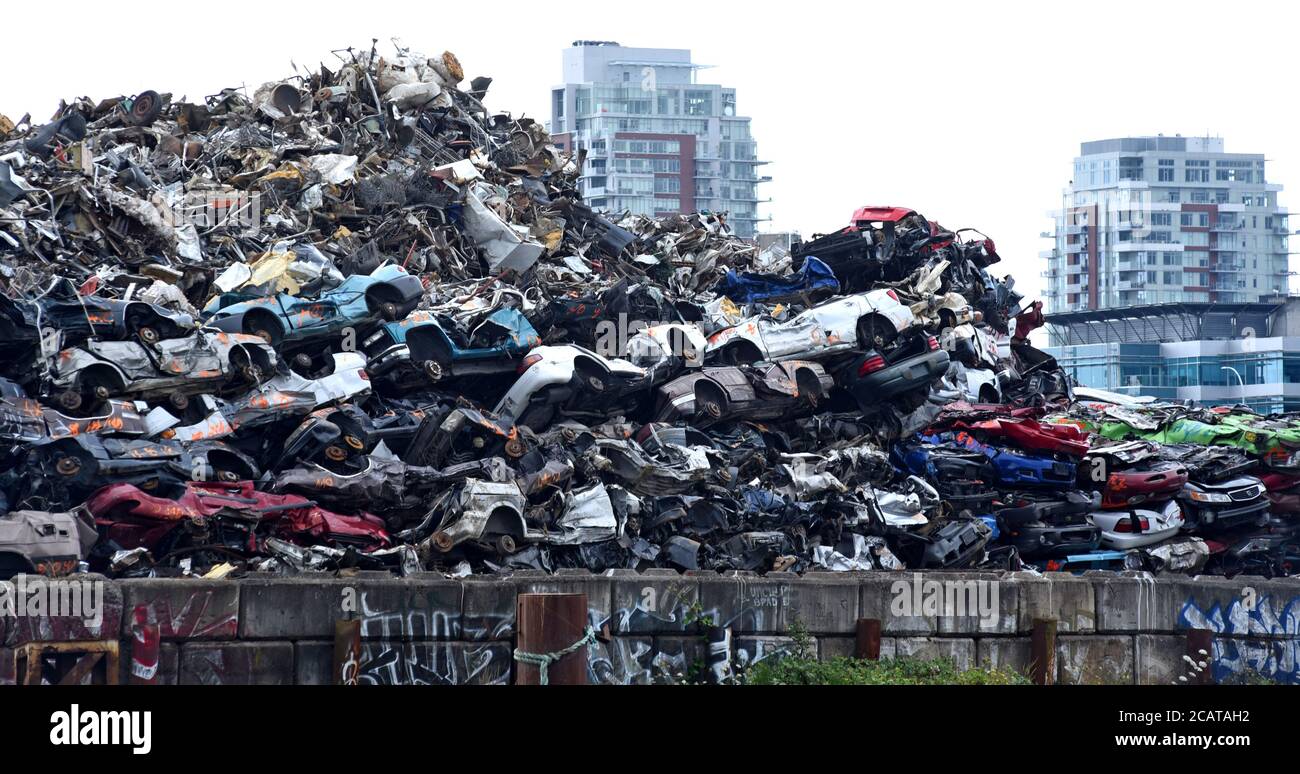 Un tas de véhicules écrasés et d'autres métaux se trouvent dans une énorme pile à un chantier de raclage de métal à Victoria, en Colombie-Britannique, au Canada, en attente de recyclage. Dans le Banque D'Images