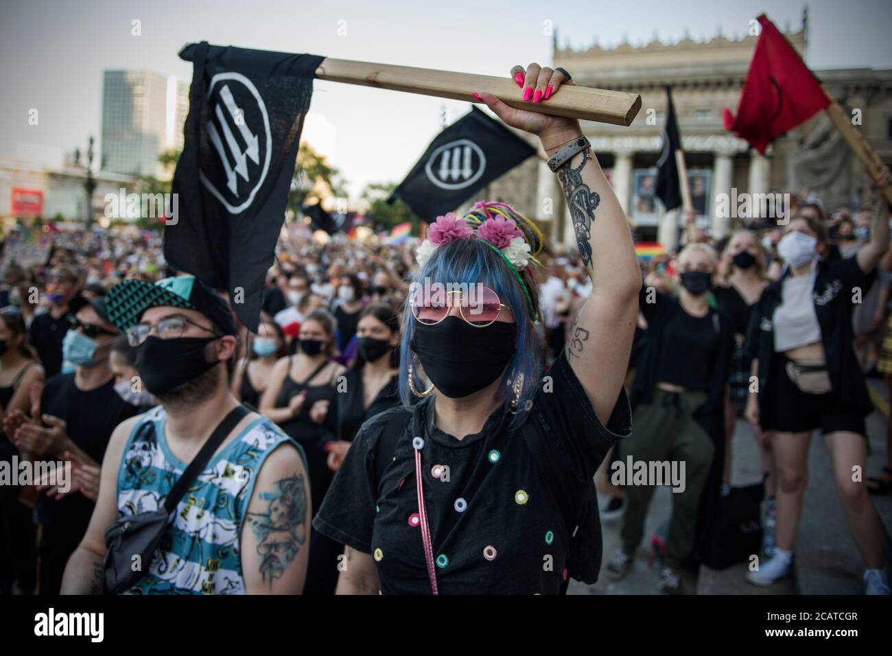 Une fille antifasciste agitant le drapeau antifa pendant la manifestation.le Stop Bzdurom a organisé une manifestation en solidarité avec l'activiste transsexuel Margot détenu avec le slogan 'vous ne margerez jamais seul - en solidarité contre la queerphobie' et en réponse à la campagne de haine de plus en plus rapide contre la communauté LGBTQ+ et le détentions récentes d'activistes. Banque D'Images