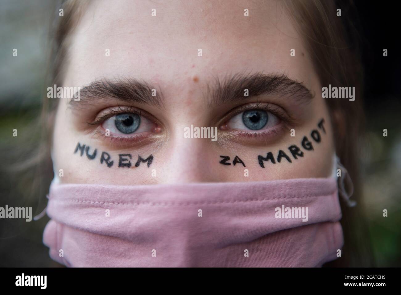 Un manifestant avec une inscription dans son visage disant "Je suis avec Margot" pendant la manifestation.The Stop Bzdurom a organisé une manifestation en solidarité avec l'activiste transsexuel Margot détenu avec le slogan "vous ne marcherez jamais seul - en solidarité contre la queerphobie" et en réponse à la haine de plus en plus rapide Campagne contre la communauté LGBTQ+ et les détentions récentes d'activistes. Banque D'Images