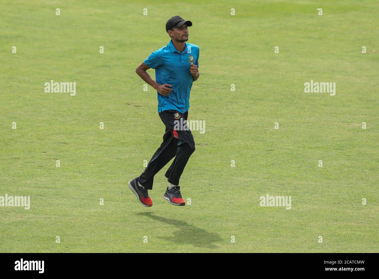 Joueur de cricket bangladais Shafiul Islam pendant une séance d’entraînement au stade national Sher-e-Bangla. Banque D'Images