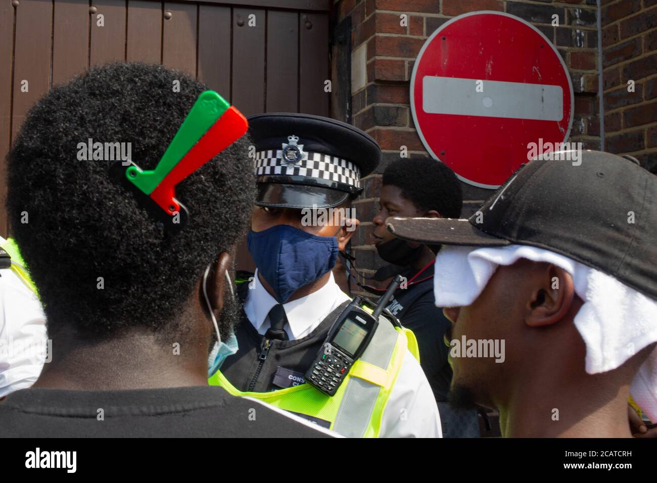 Les manifestants parlent à un policier devant le poste de police de Tottenham pendant la manifestation. Les manifestants appellent le gouvernement à éliminer l'article 60 (arrêt et recherche sans suspicion). Banque D'Images