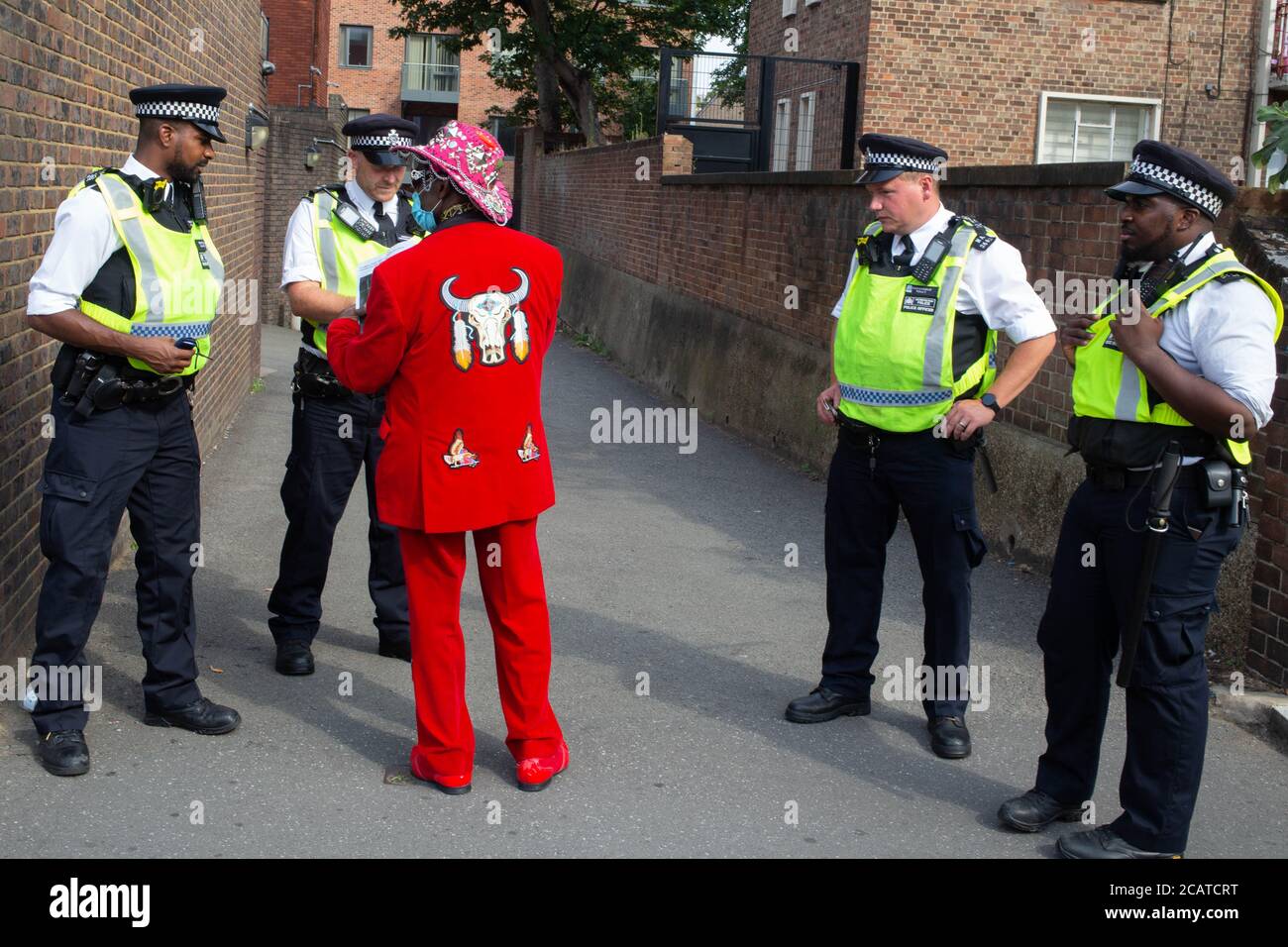Un manifestant s'adresse aux policiers à l'extérieur du poste de police de Tottenham pendant la manifestation. Les manifestants appellent le gouvernement à éliminer l'article 60 (arrêt et recherche sans suspicion). Banque D'Images