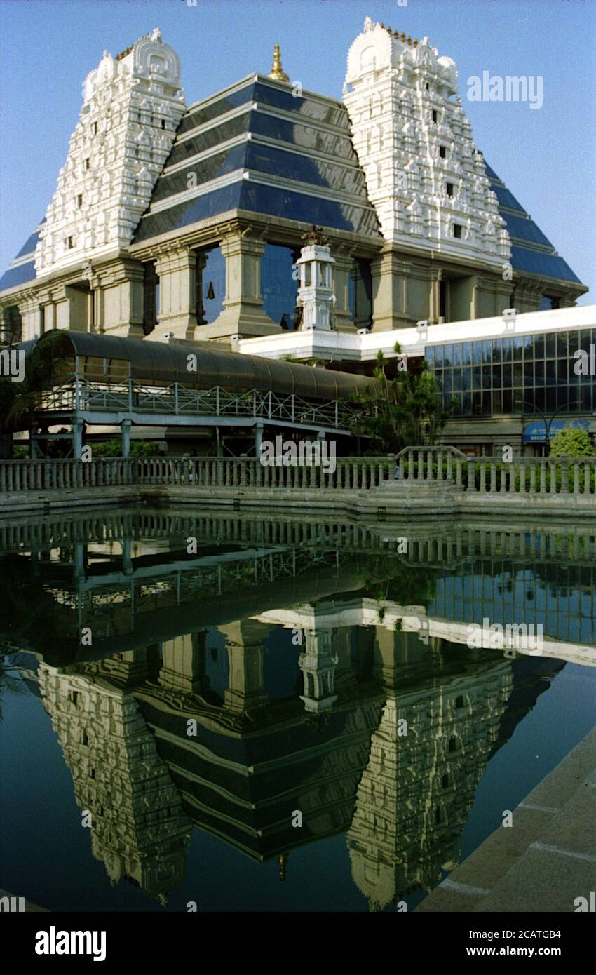 Vue de la tour du temple ISKCON et de son reflet dans les eaux fixes de l'étang en dessous, Bengaluru, Inde, Asie Banque D'Images