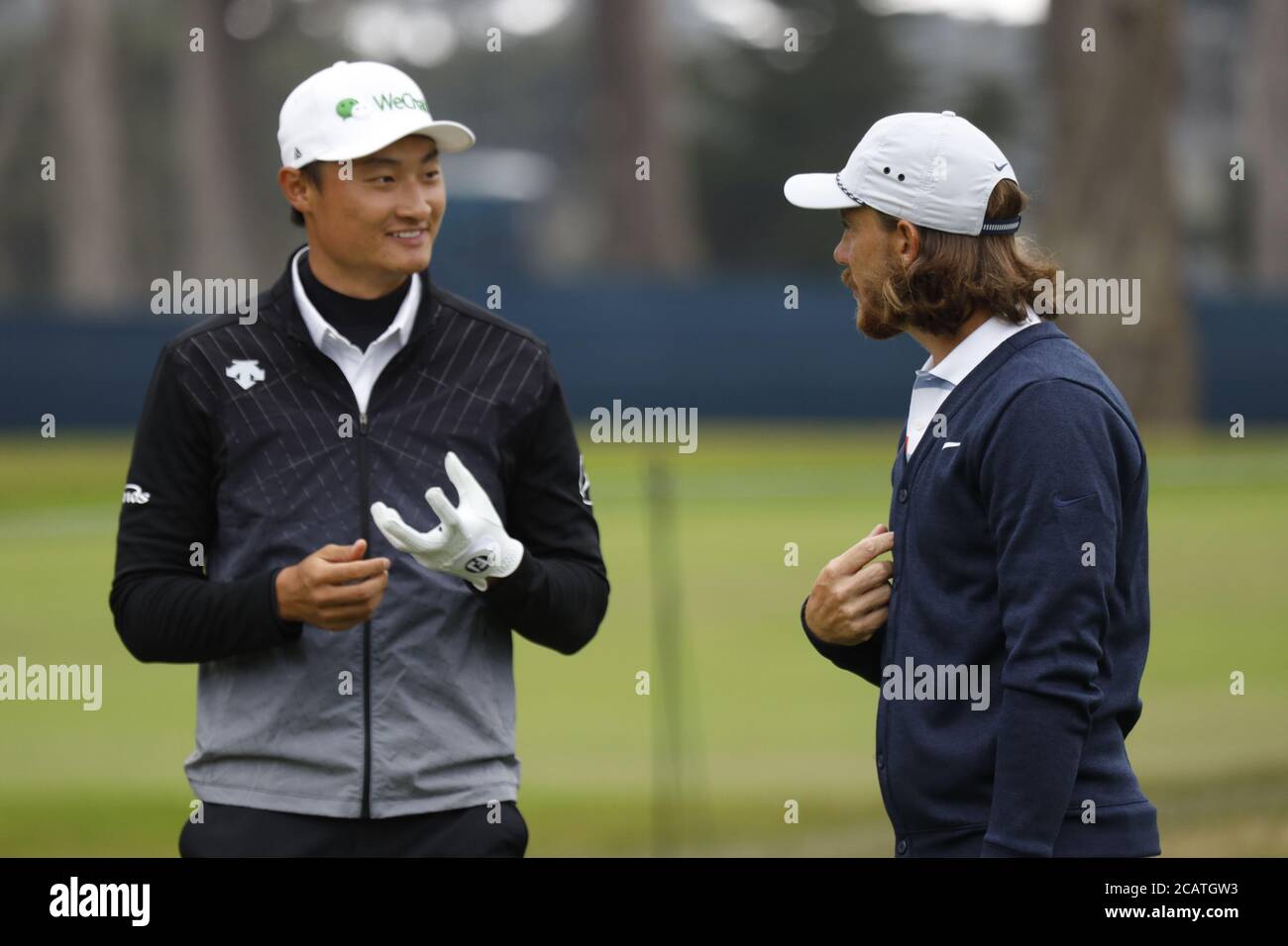 San Francisco, États-Unis. 08 août 2020. Li Haotong discute avec Tommy Fleetwood au 7e tour du 102e championnat PGA au TPC Harding Park à San Francisco le samedi 8 août 2020. Photo de Peter DaSilvaUPI crédit: UPI/Alay Live News Banque D'Images