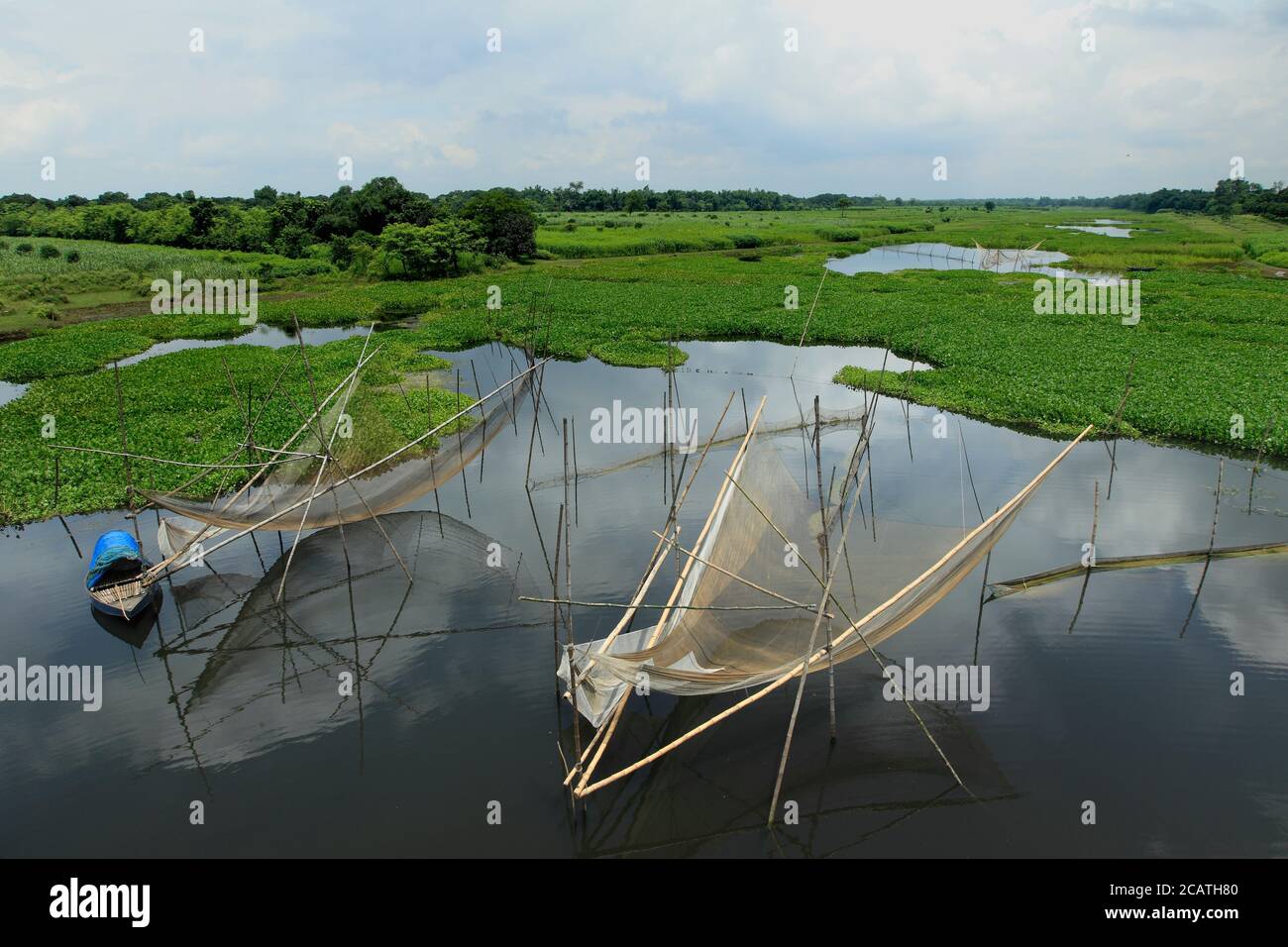 Pêche dans l'eau inondée. Manikganj, Bangladesh. Banque D'Images