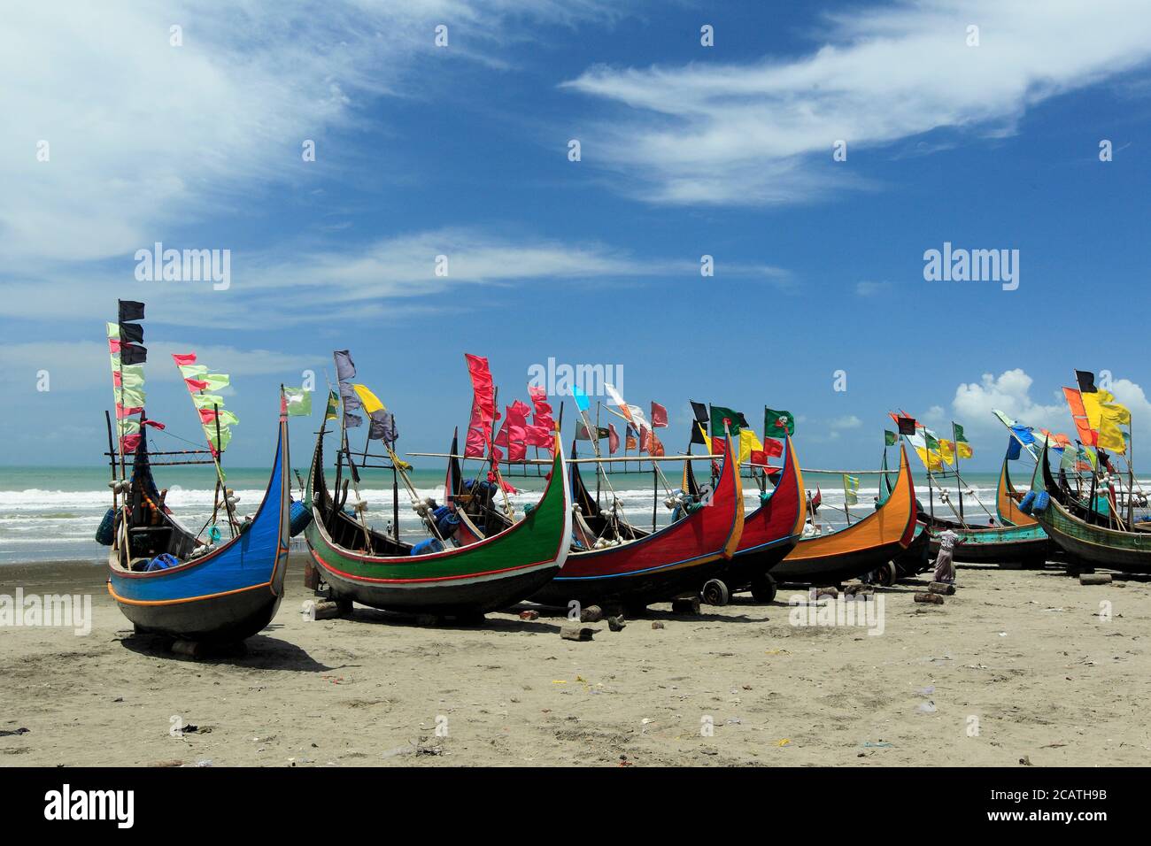 Stock photo - bateau de pêche en bois coloré sur une plage de Cox's Bazar Sea Beach avec ciel bleu au Bangladesh. Banque D'Images