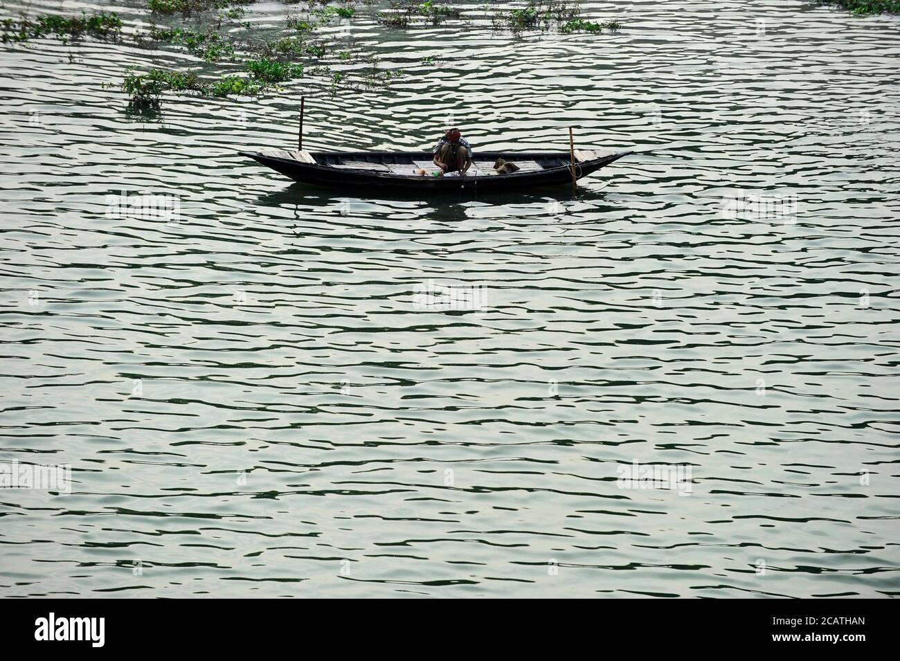 Pêcheur sur une rivière au Bangladesh en Asie. Banque D'Images