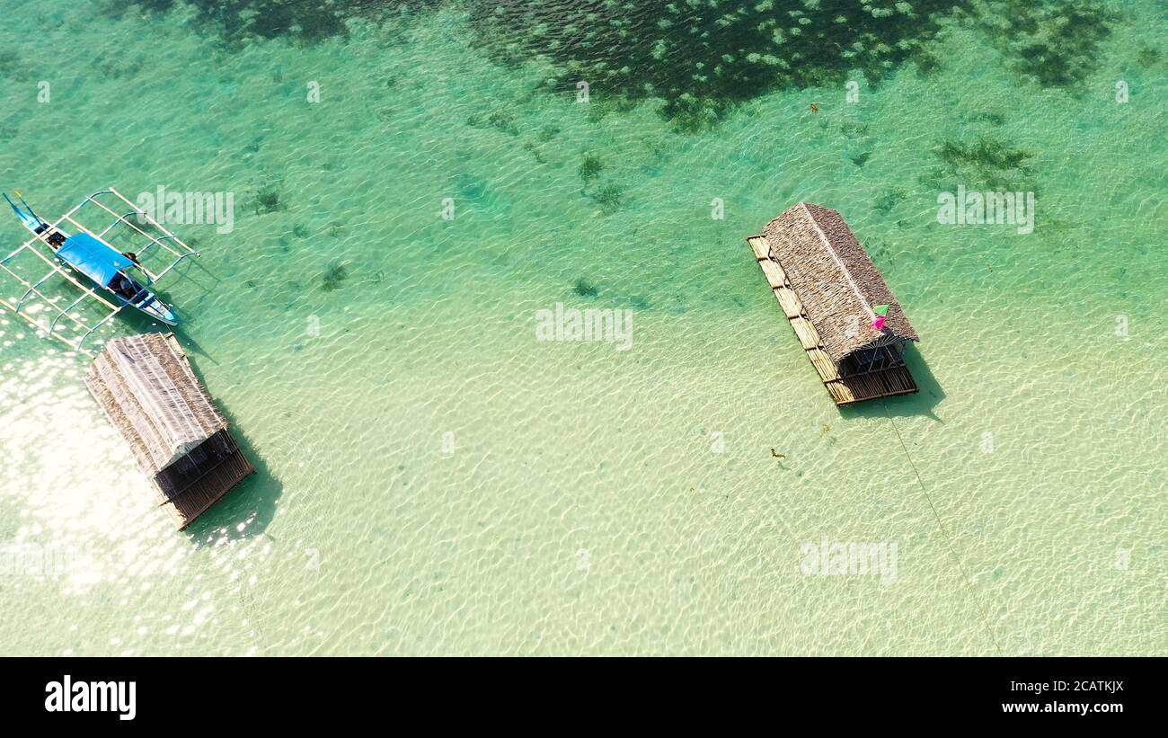 Un cottage natif flottant sur un banc de sable dans l'île touristique de Caramoan aux Philippines. Concept vacances d'été et de voyage. Un lagon avec des crotches flottantes, vue de dessus. Banque D'Images