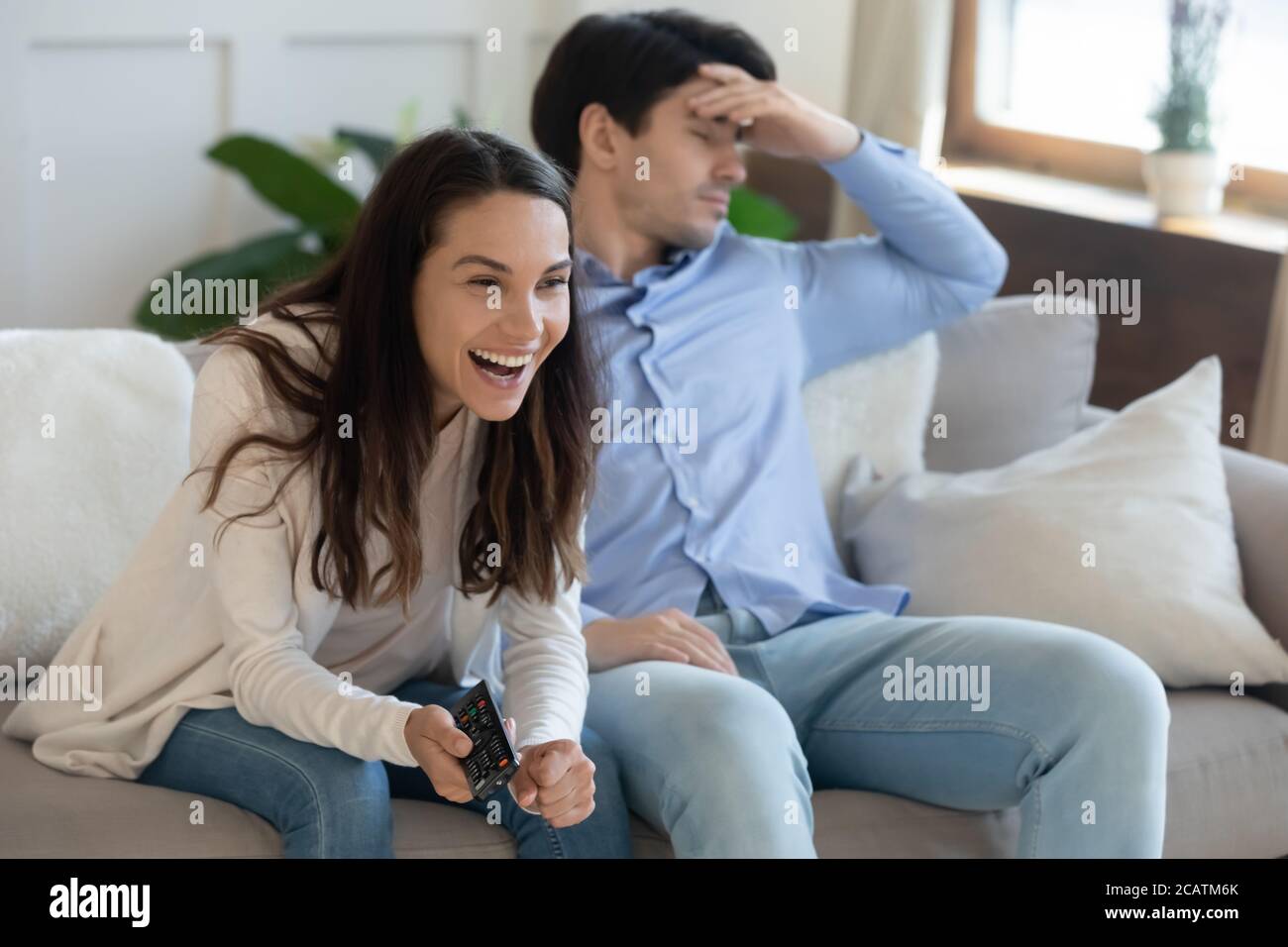 Le couple n'est pas d'accord sur le choix de la chaîne ou de la chaîne tv. Banque D'Images