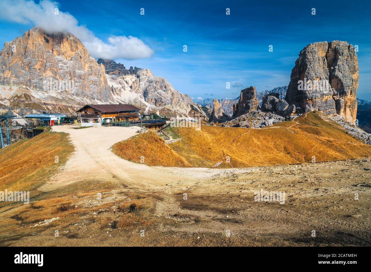 Lieux de randonnée et sentiers de randonnée spectaculaires près des falaises de Cinque Torri, Dolomites, Italie, Europe Banque D'Images