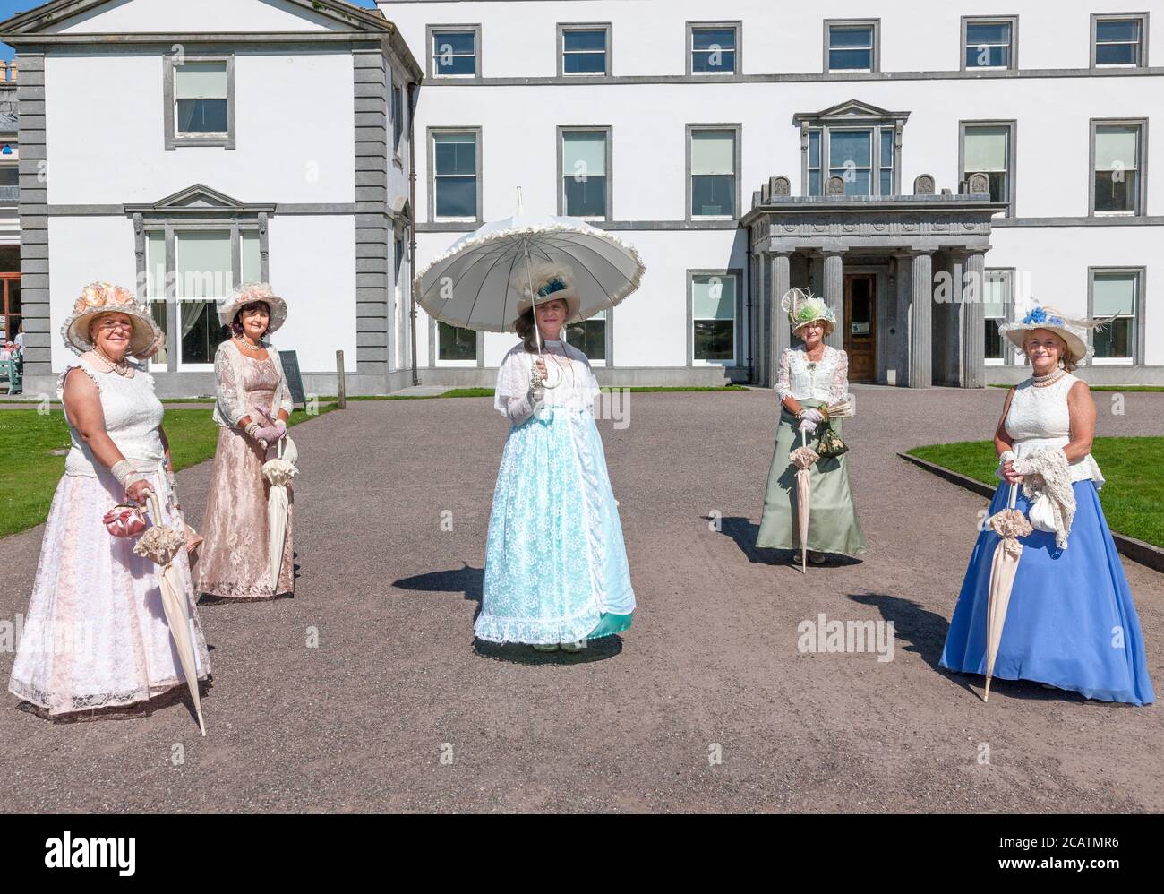 Fota, Cork, Irlande. 08 août 2020. - de gauche à droite; Mona Kennedy, Teresa Delius, Elizabeth Forrest, Marion Britton et Sheila Foster de l'équipe d'animation Cobh qui étaient présentes pour le concert de l'Orchestre léger de Cork à Fota House and Gardens, Co. Cork, Irlande. - crédit; David Creedon / Alamy Live News Banque D'Images