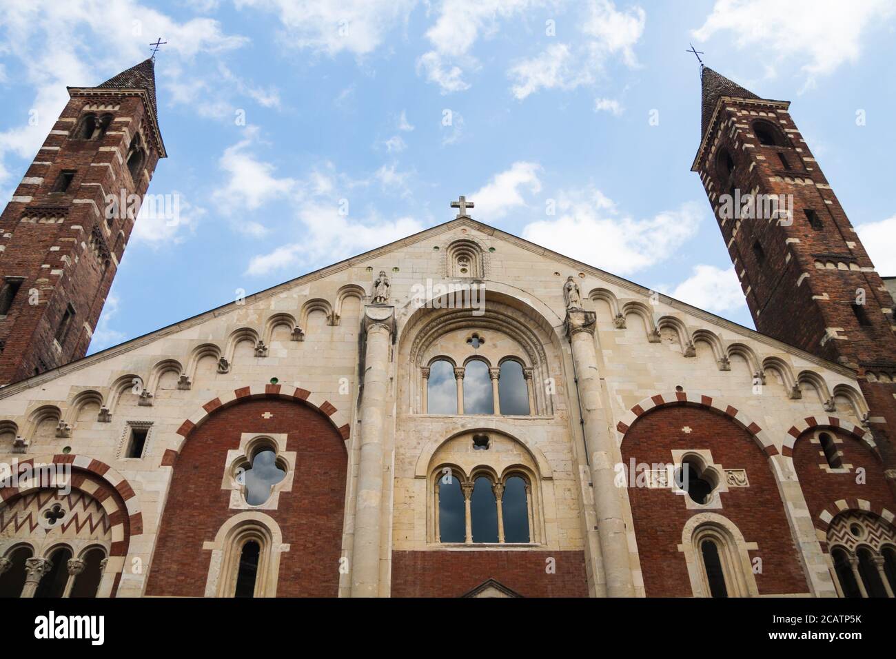 Façade de la cathédrale (duomo) avec clochers à Casale Monferrato, Piémont, Italie Banque D'Images