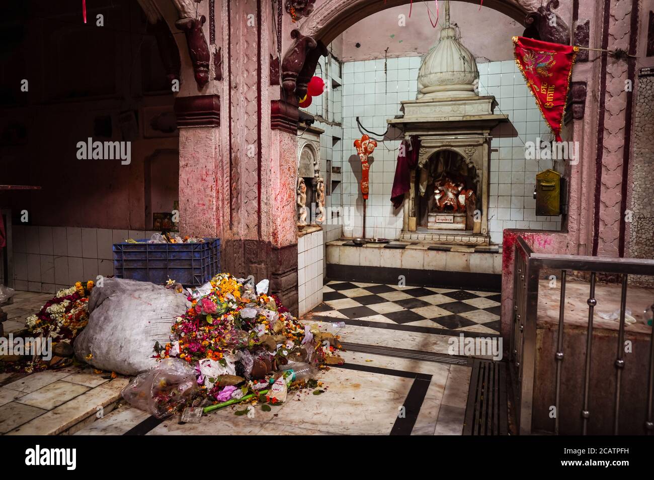 Agra / Inde - 22 février 2020 : autel au temple hindou dans le centre-ville historique d'Agra Banque D'Images