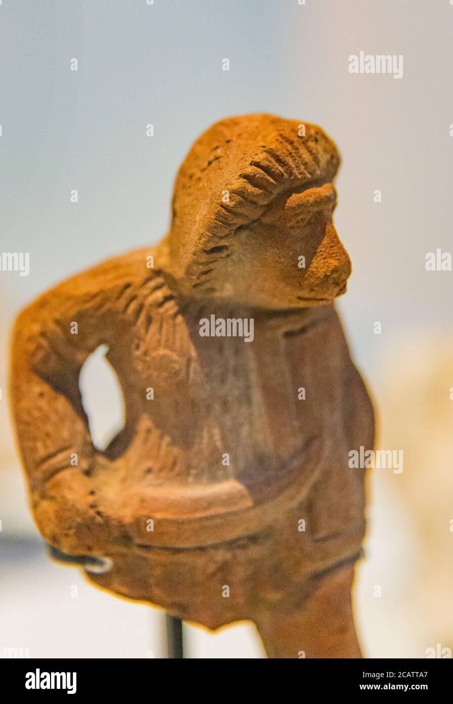 Exposition "le royaume des animaux dans l'Egypte ancienne", organisée en 2015 par le Musée du Louvre à Lens. Singe comme gladiateur, époque romaine, terre cuite. Banque D'Images