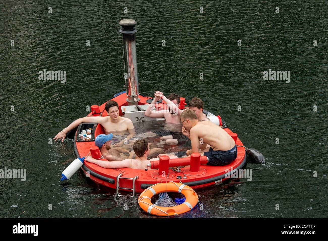 Londres, Royaume-Uni. 08 août 2020. Les gens apprécient le soleil et le temps chaud dans un bateau de bain à remous Skuna sur le quai nord de Londres à Canary Wharf. Crédit : SOPA Images Limited/Alamy Live News Banque D'Images