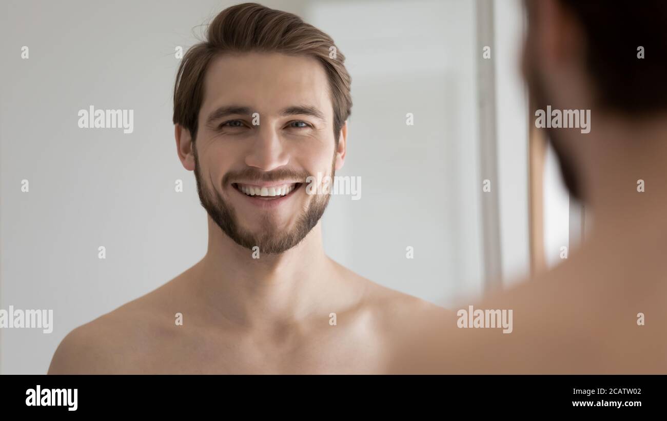 Tête photo portrait miroir reflet sourire barbu jeune homme Banque D'Images