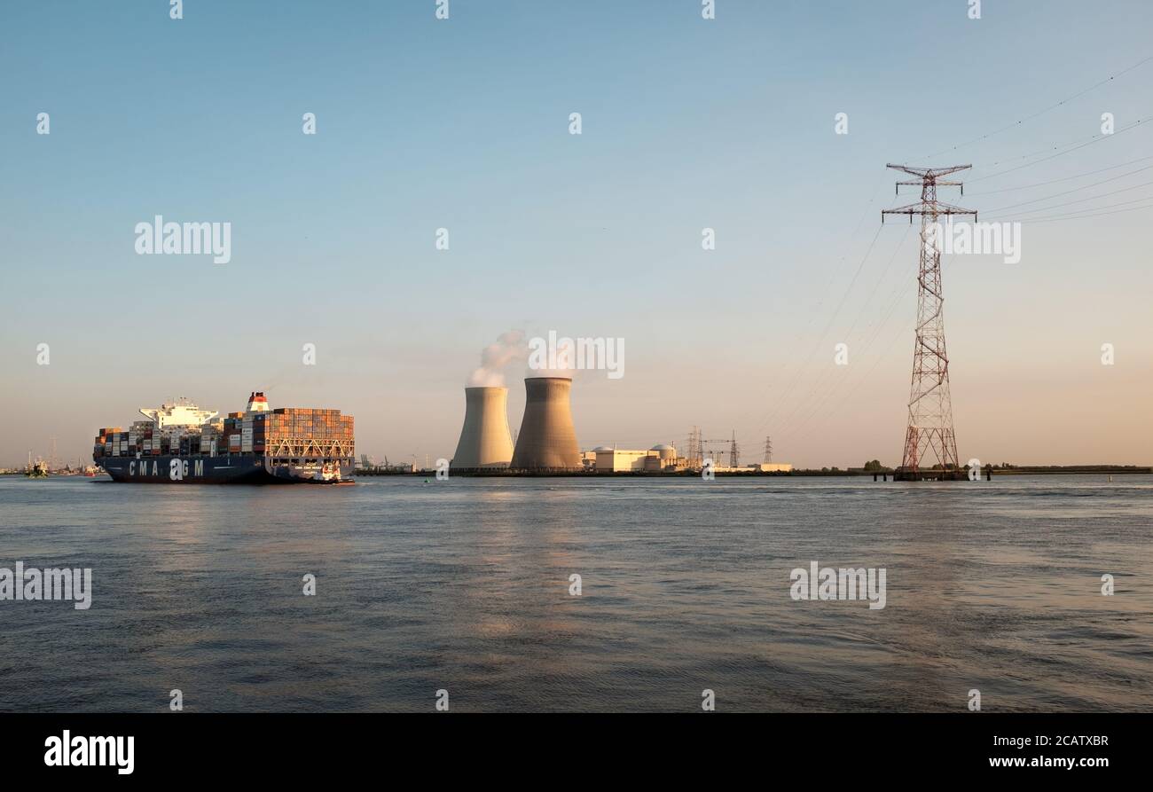 Grand navire à conteneurs CMA CGM Niagara naviguant au-delà du nucléaire Centrale électrique de Doel dans le port d'Anvers Banque D'Images