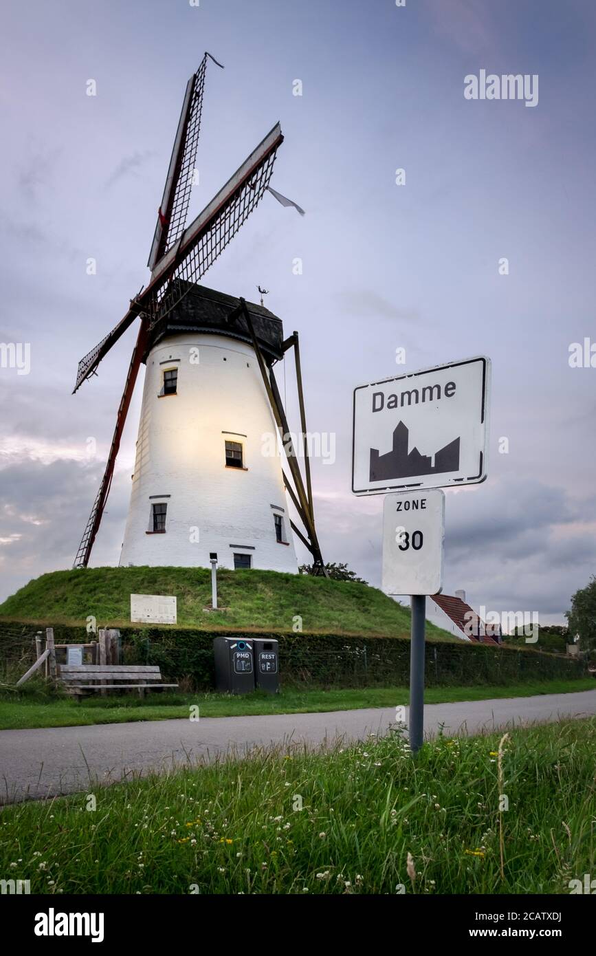 Ancien moulin à vent de Damme, Belgique connu sous le nom de Hoeke Mill (Hoekemolen) Banque D'Images