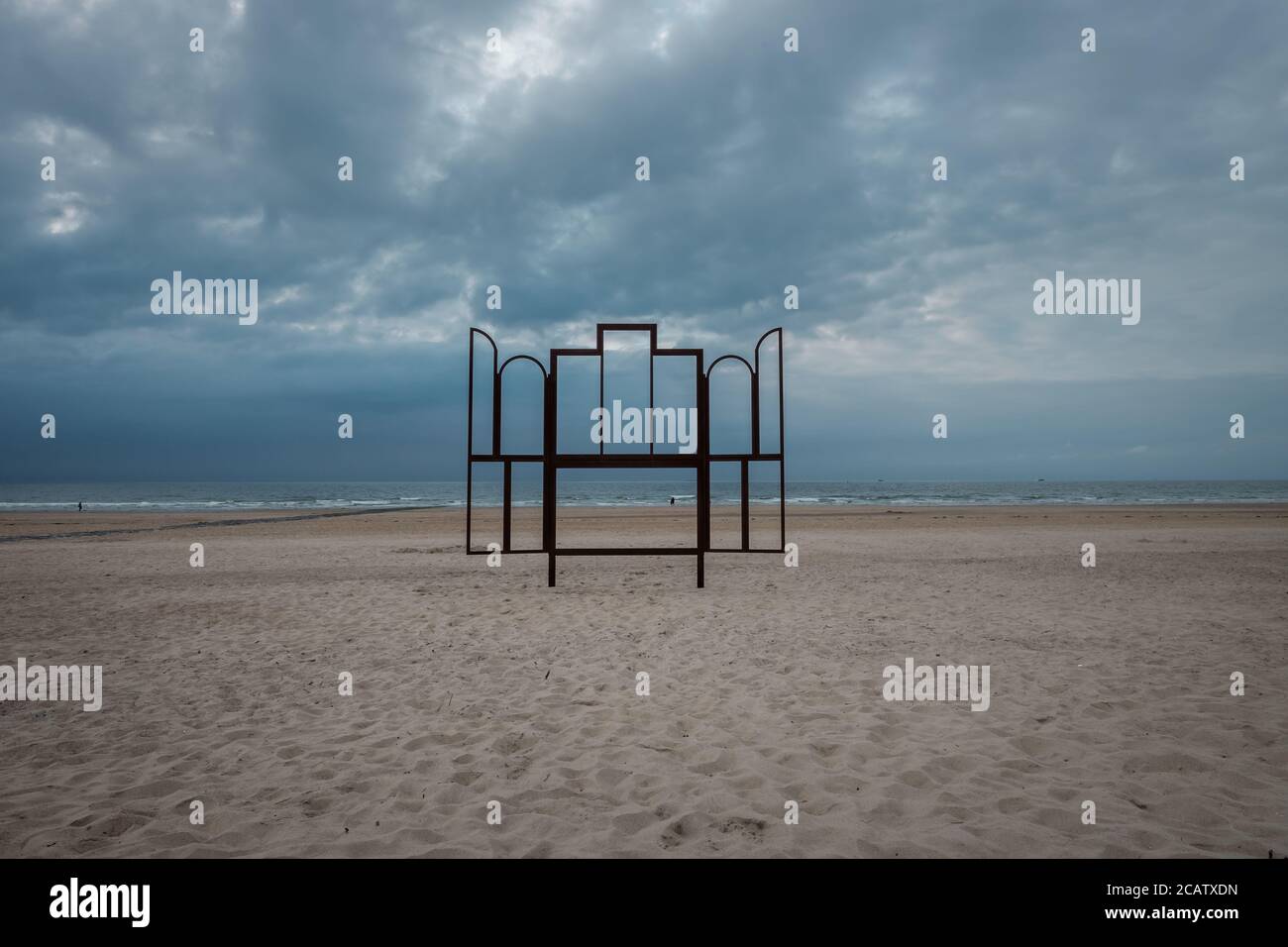 Art 'autel' sur la plage d'Ostende. Ce cadre est inspiré du célèbre tableau 'Altarpiece de Gand' (Het Lam G. Banque D'Images